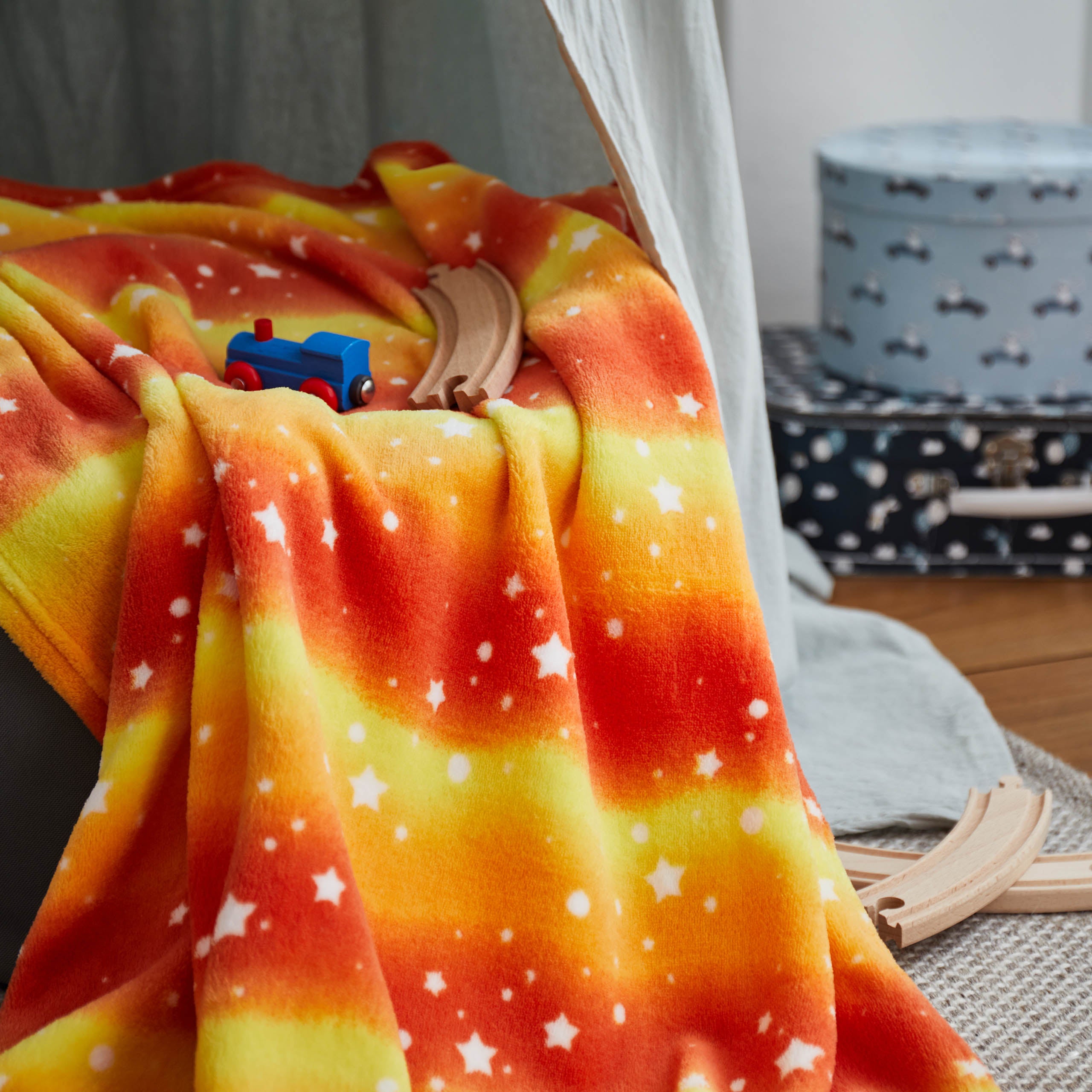 Kuscheldecke für Kinder - 75 x 100 cm - Orange Star aus weichem Coral-Fleece mit buntem Regenbogen-Sternenmuster, perfekt für gemütliche Abende.