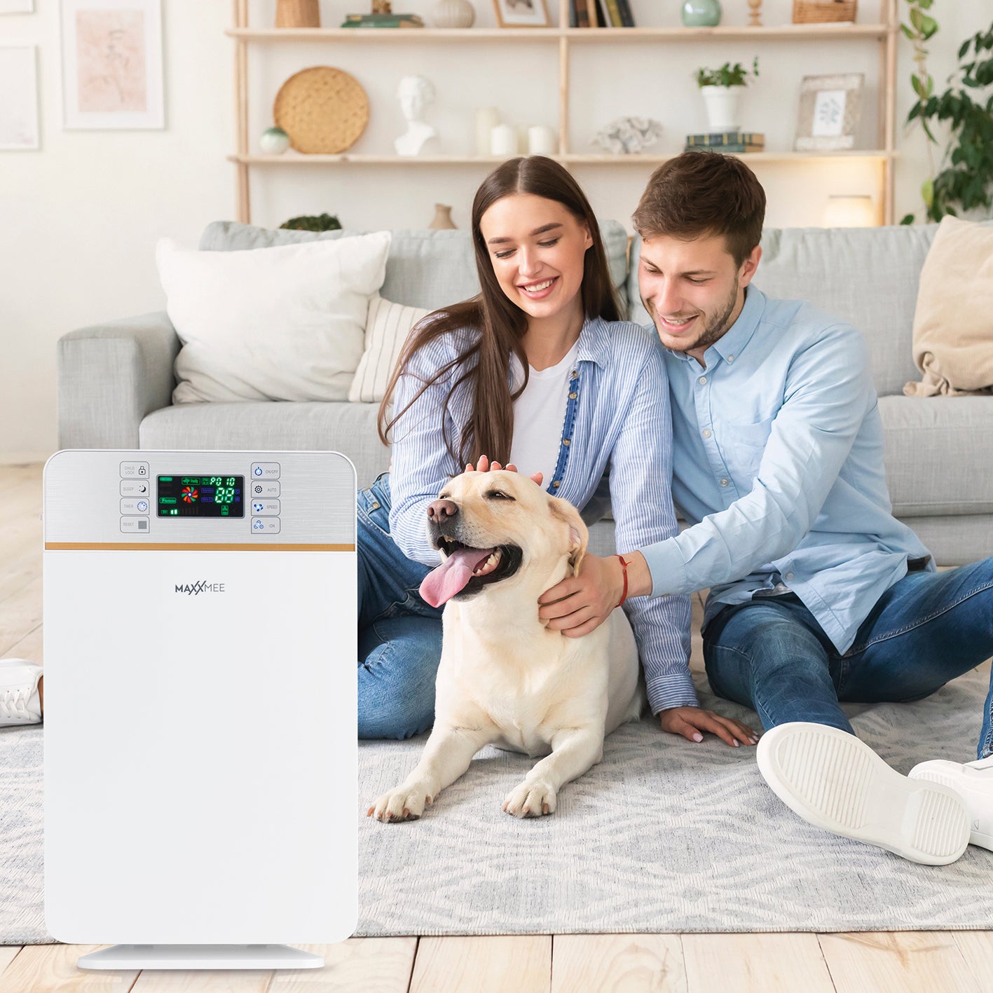 Digitaler-Luftreiniger mit 6-Stufen-Filtration, Ionisierungsfunktion und Fernbedienung in modernem Wohnzimmer mit Paar und Hund.
