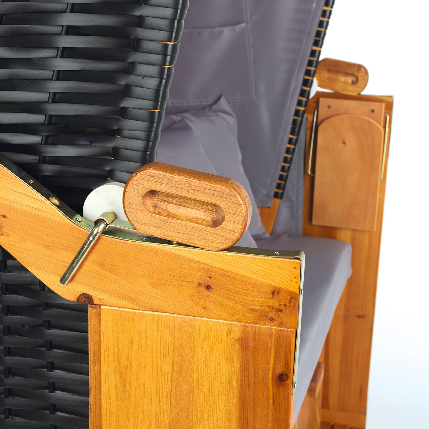 2-Sitzer-Strandkorb (Ostsee) in grau/braun, aus Hartholz und PE-Geflecht mit verstellbaren Rückenlehnen und Nackenrollen.