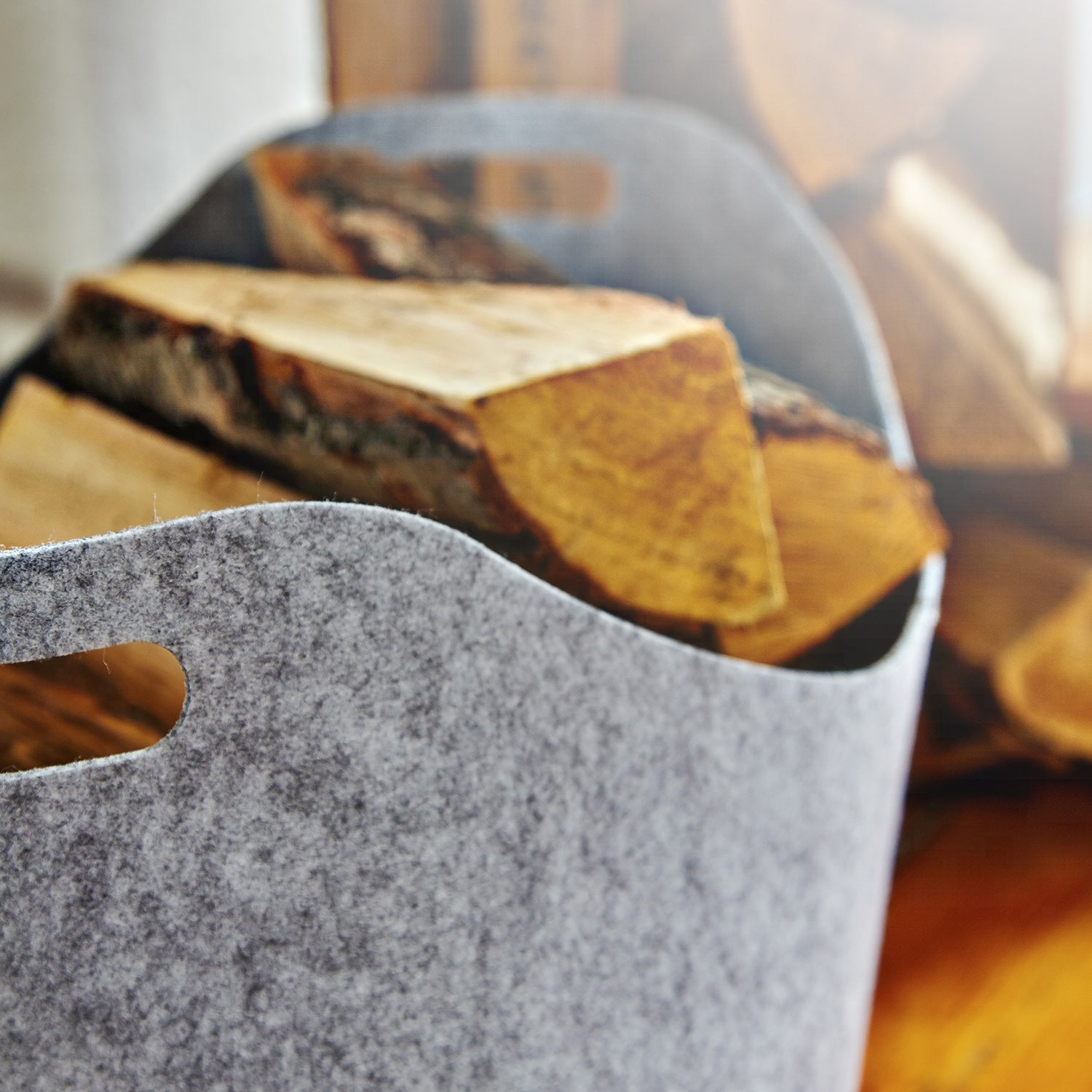 Kaminholztasche aus Filz mit Tragegriff 40x25x28 cm Dunkelgrau, ideal für Holzaufbewahrung und einfaches Tragen im Haus.