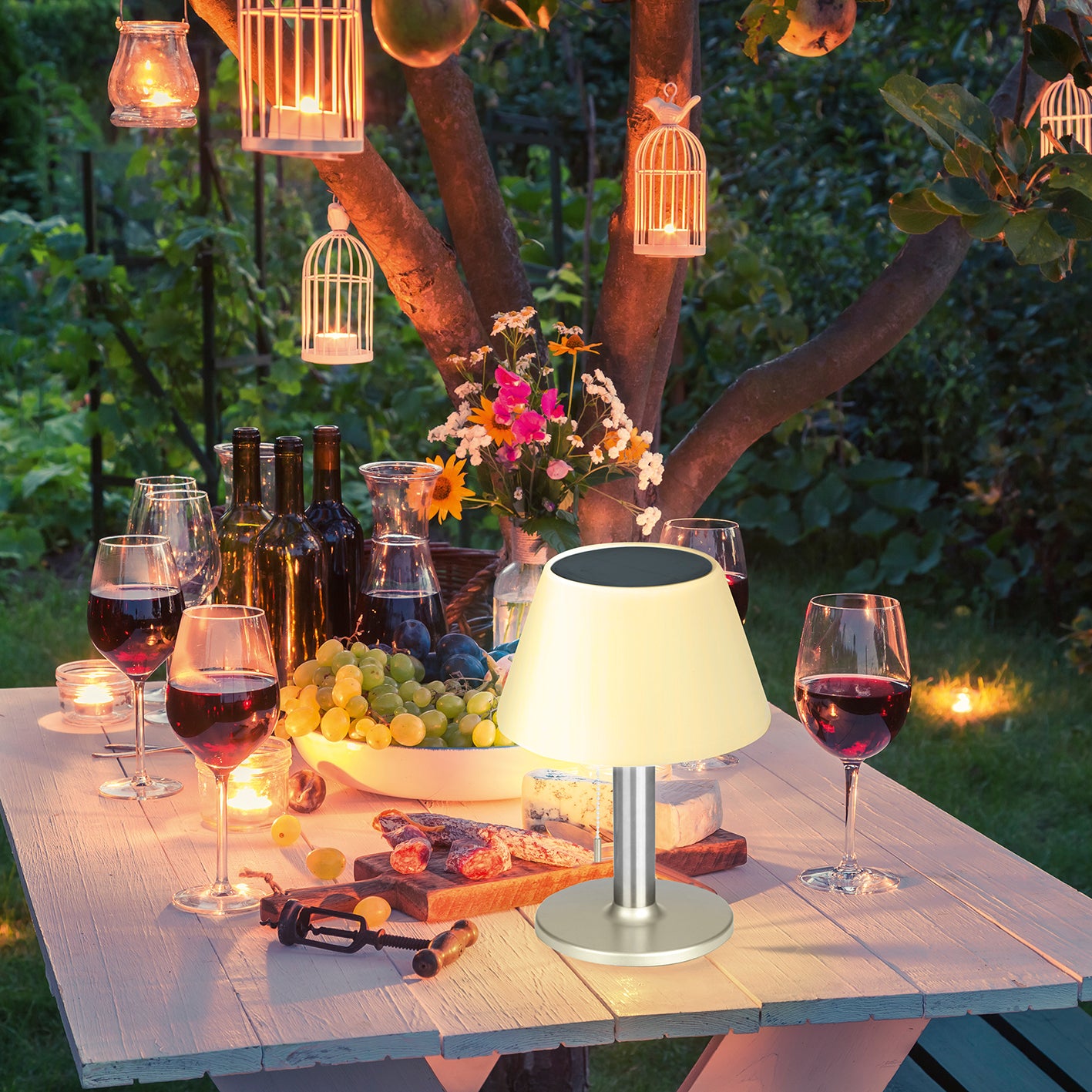 Solar-Tischleuchte - Edelstahl/weiß mit warmweißem LED-Licht, Edelstahl-Optik, Höhe ca. 29 cm, ideal für den Außenbereich am Tisch.
