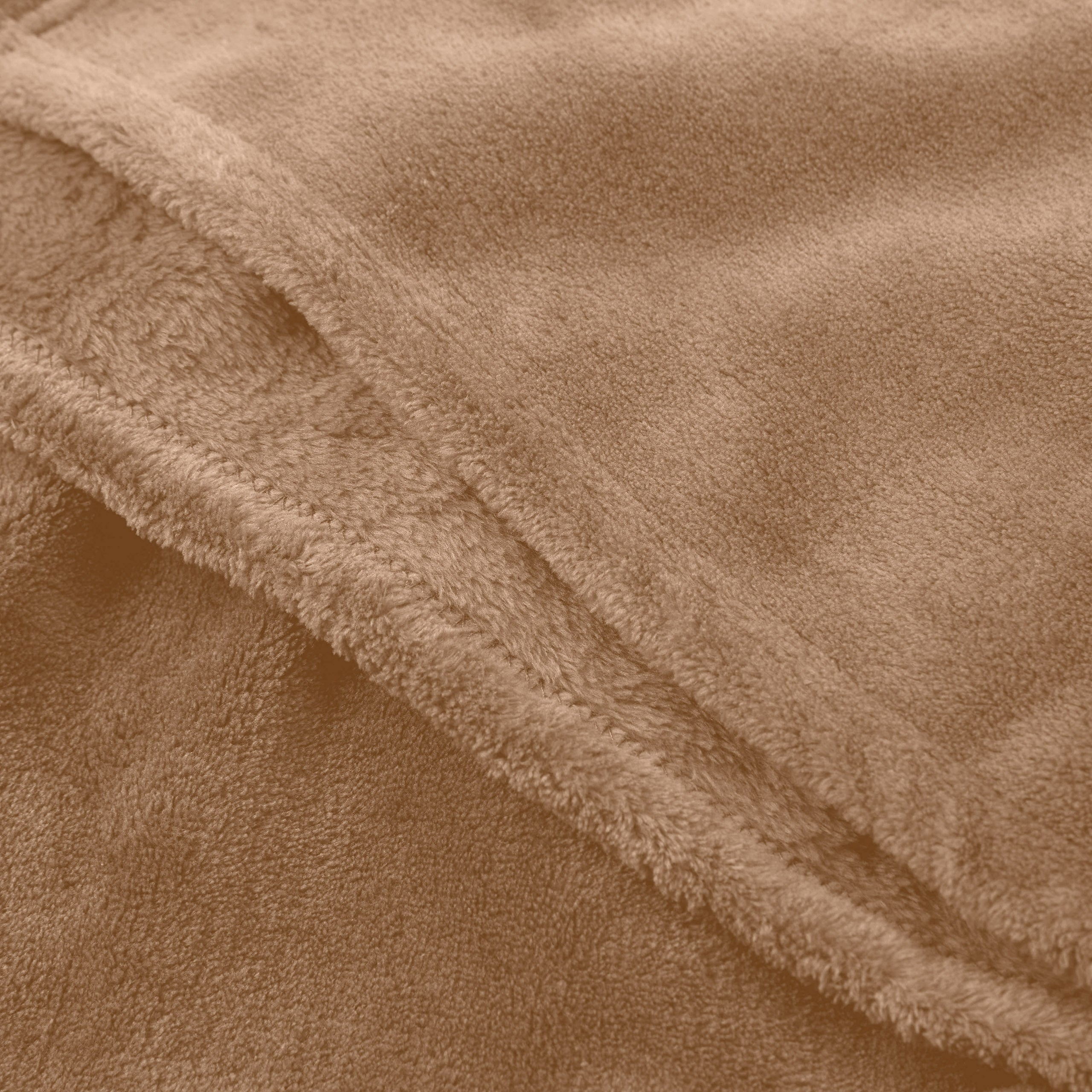 Kuscheldecke - 150x200 cm in Hellbraun aus weichem Coral-Fleece, atmungsaktiv, pflegeleicht und vielseitig einsetzbar von Lumaland.