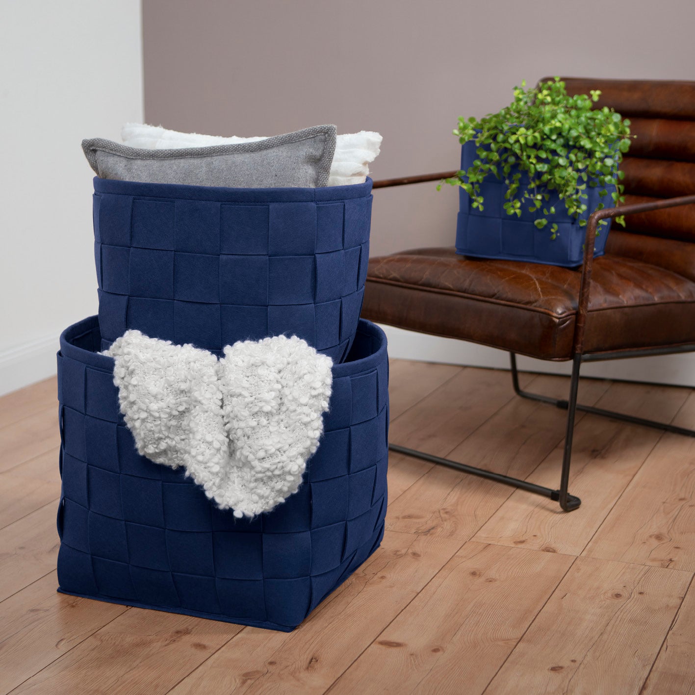 Filz-Aufbewahrungstasche L - 40 x 30 x 30 cm - Dunkelblau, faltbar, mit Tragegriffen, vielseitig und bodenschonend im modernen Scandi Design.