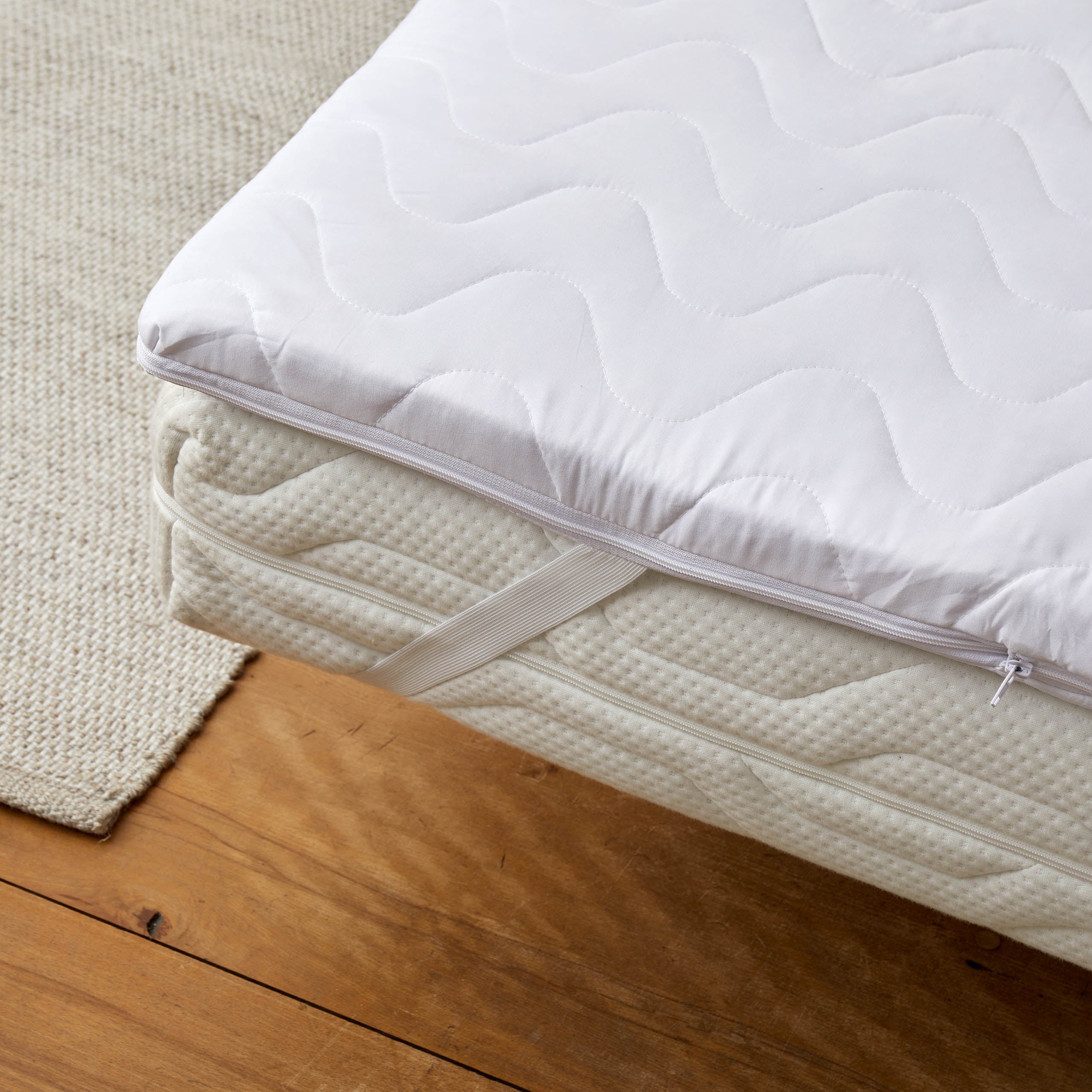 Matratzentopper Microfaser - 160 x 200 x 4,5 cm mit weichem Memory Foam und abnehmbarem, waschbarem Bezug in weiß.