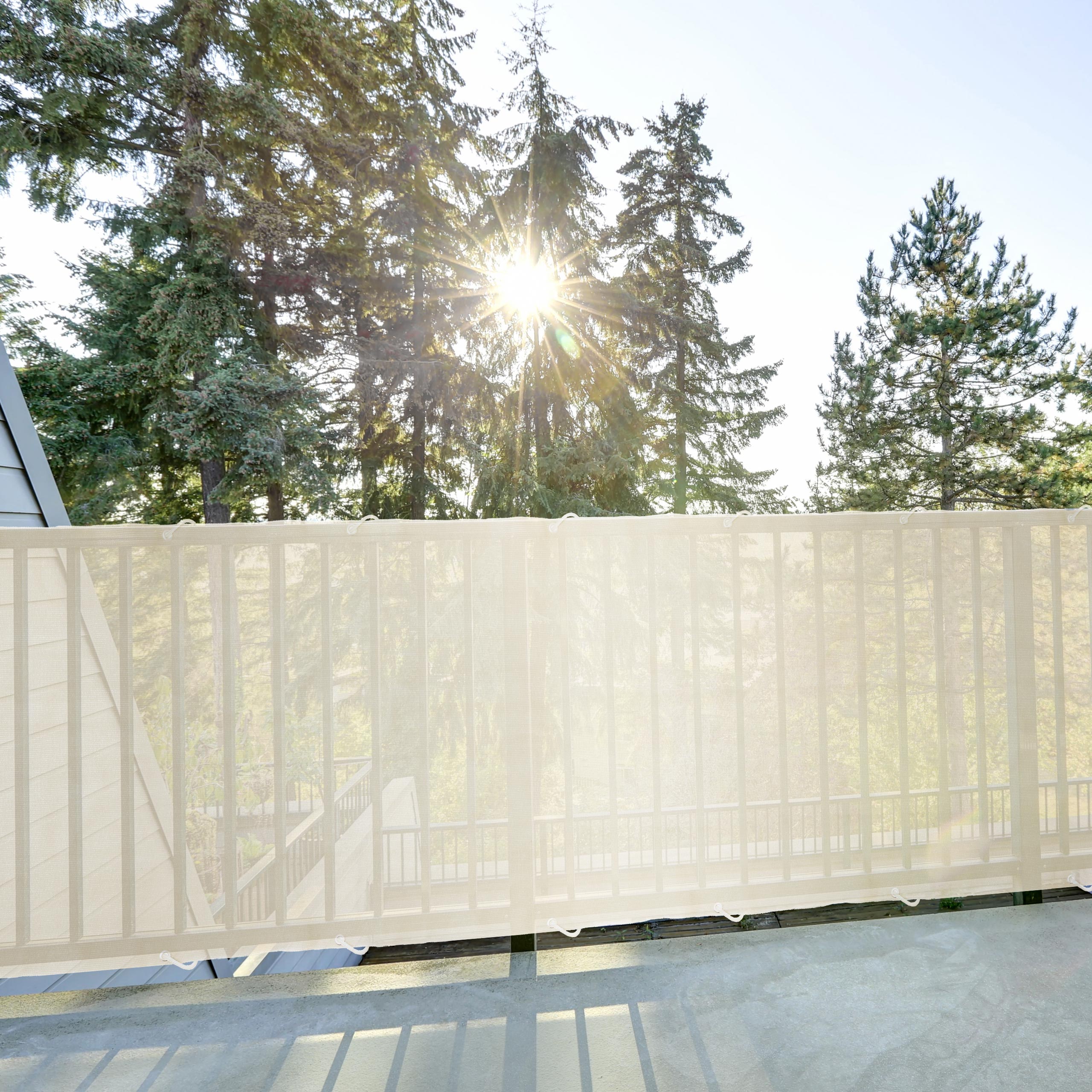 Balkonsichtschutz inkl. Befestigungsseil - 0,9 x 5 m - Creme an Balkon mit UV-stabilem, wasserabweisendem HDPE-Material.