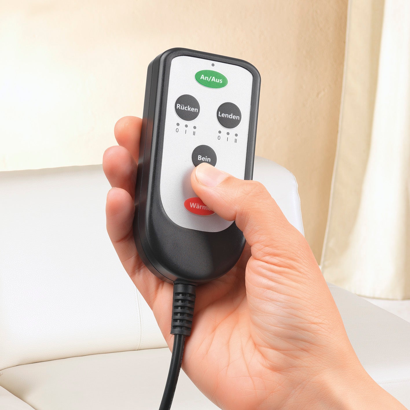 Hand hält Fernbedienung der Massagematte 5-Zonen 12V schwarz zur Steuerung von Massagezonen und Wärmefunktion
