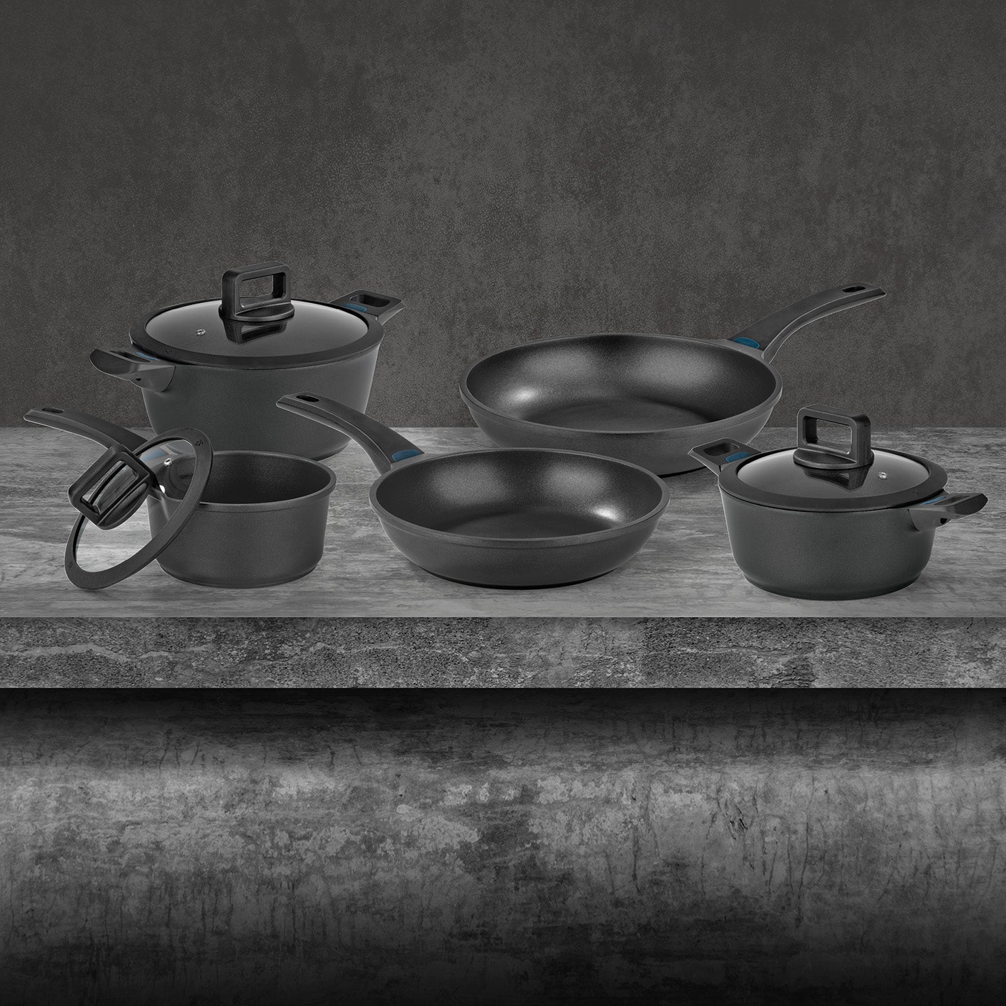 Aluguss-Topf- und Pfannen-Set - 8-teilig - Midnight Edition bestehend aus Töpfen und Pfannen mit Deckeln und Antihaftbeschichtung.