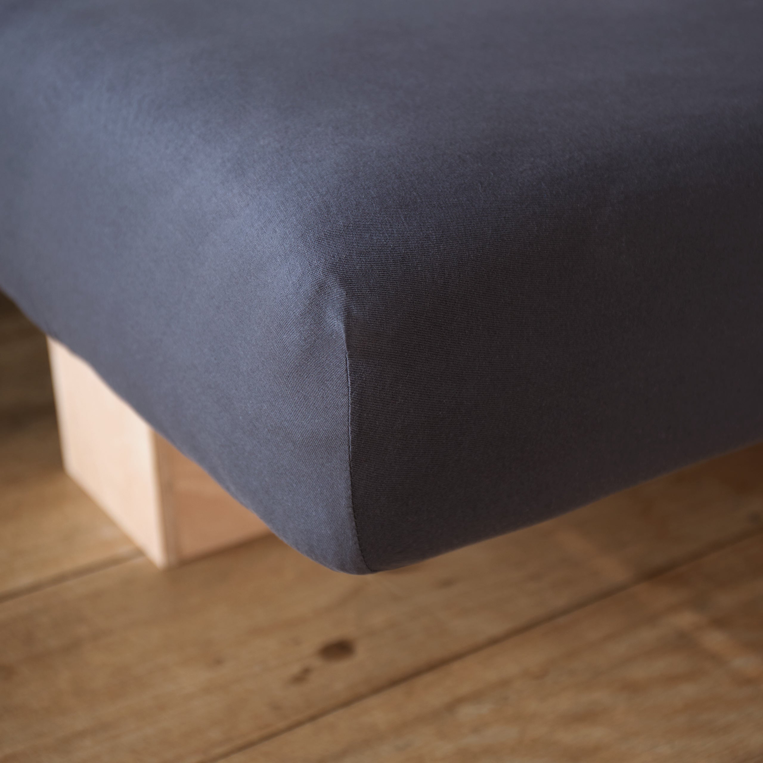 Comfort Jersey Spannbettlaken 160 g/m² 100% Baumwolle in Anthrazit, elastisch mit Rundum-Gummizug, passt 140-160 x 200 cm.