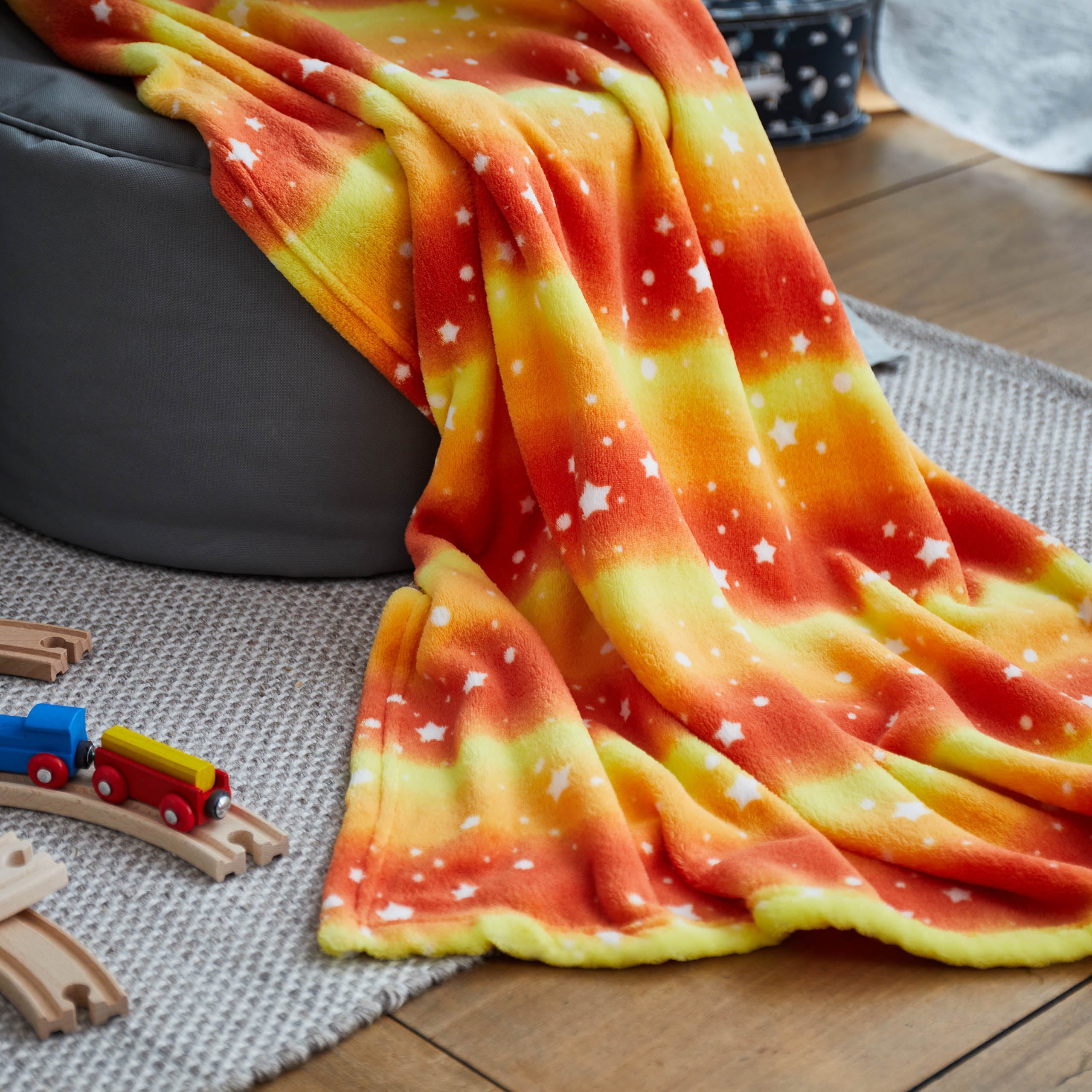 Kuscheldecke für Kinder - 75 x 100 cm - Orange Star aus weichem Coral-Fleece mit buntem Regenbogen-Design, ideal zum Kuscheln.