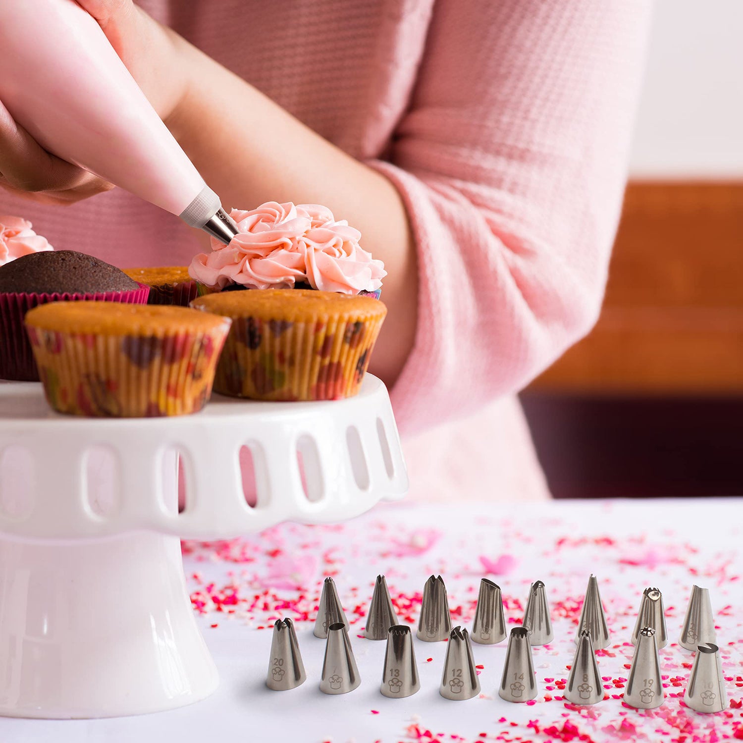 Spritzbeutel-Set mit Tüllen - 100-tlg. mit Edelstahl-Tüllen und Spritzbeuteln, ideal zum Verzieren von Muffins und Kuchen.