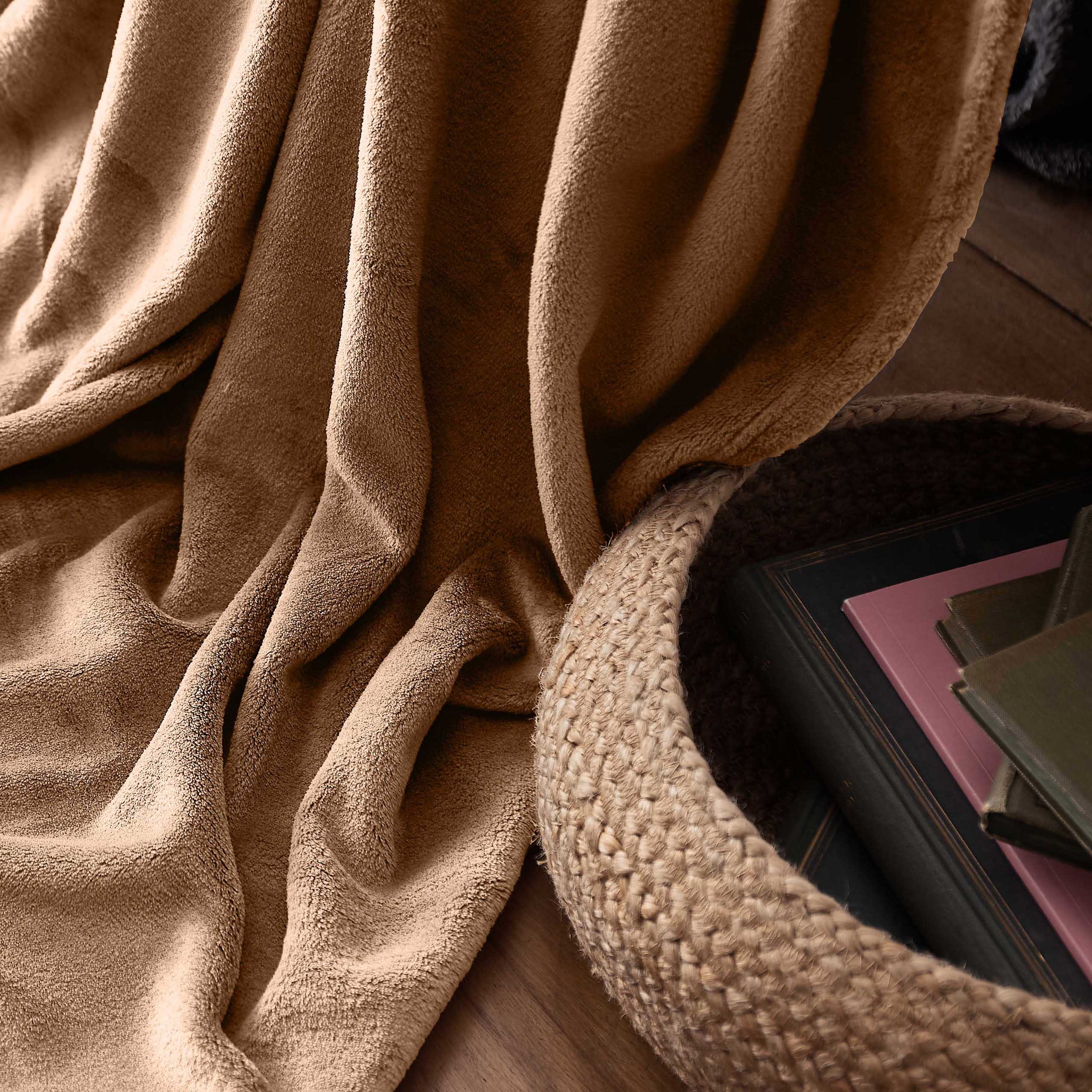 Kuscheldecke - 220x240 cm - Hellbraune weiche Sofadecke aus Coral-Fleece, ideal als Tagesdecke oder für gemütliche Stunden.