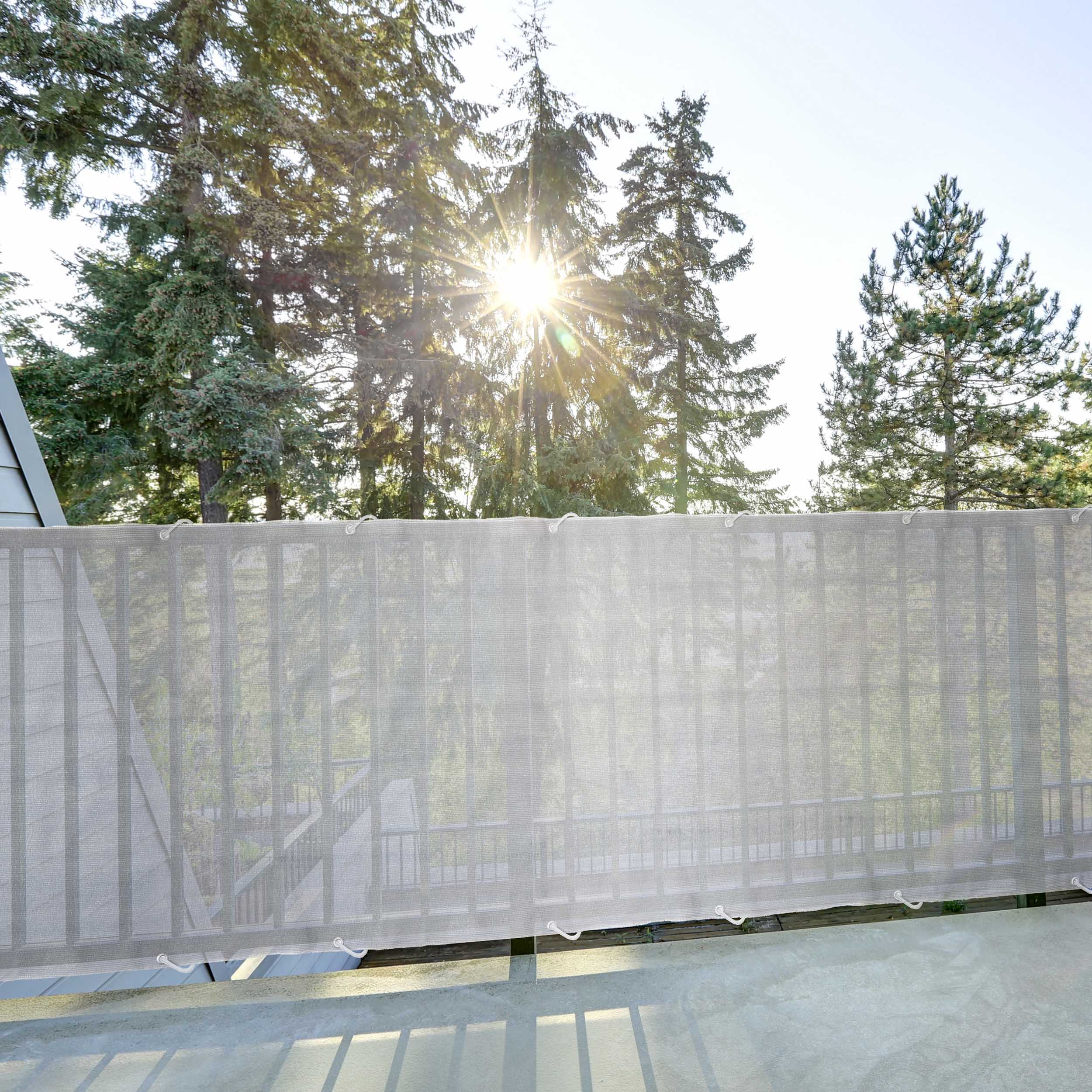 Balkonsichtschutz inkl. Befestigungsseil - 0,9 x 5 m - Hellgrau als robuster und wasserabweisender Sichtschutz am Balkon.