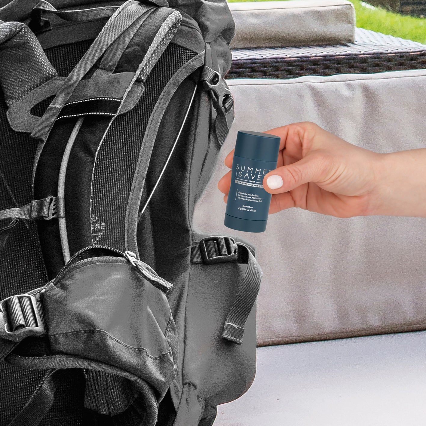 Kosmetikum - Anti-Wundreib-Stick - Sport - 25 g zeigt Anwendung beim Outdoor-Sport, schützt Haut vor Wundreiben mit leichtem Minzduft.