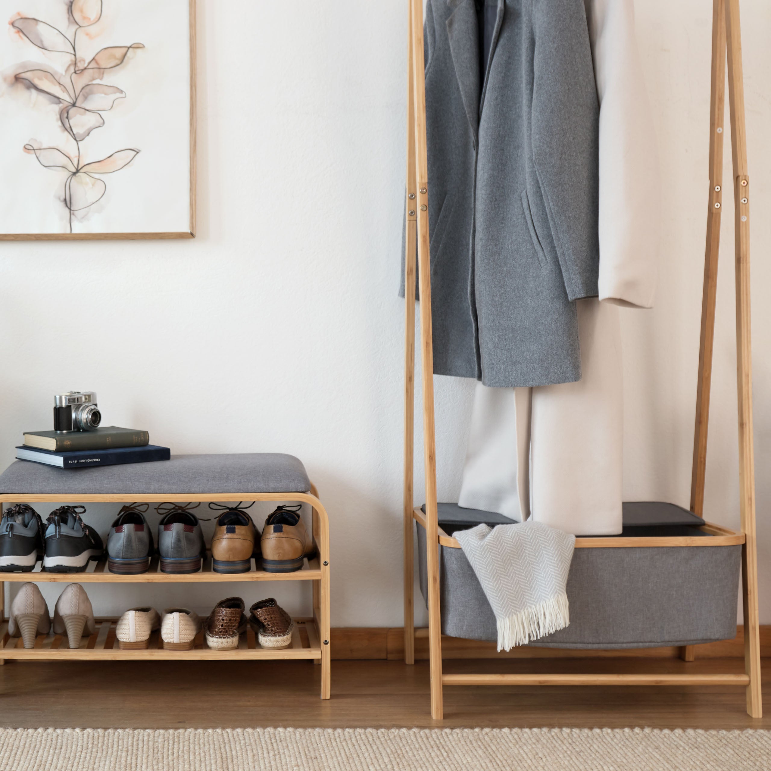 Kleiderständer aus Bambus - 159 x 60 x 45 cm in Beige mit integriertem Ablagefach und natürlichem Design von Lumaland.