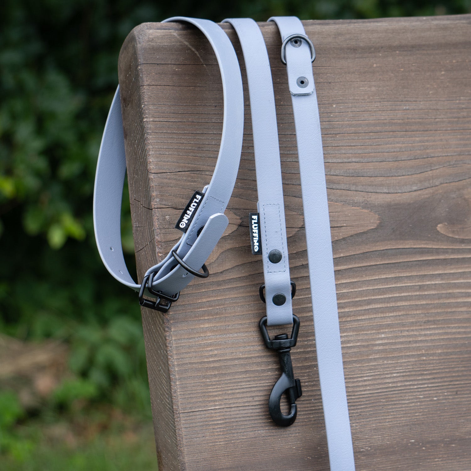 Hundehalsband aus BioThane - 5-Fach verstellbare Größe L in Grau, wasserfest, reißfest und made in Germany von FLUFFINO.