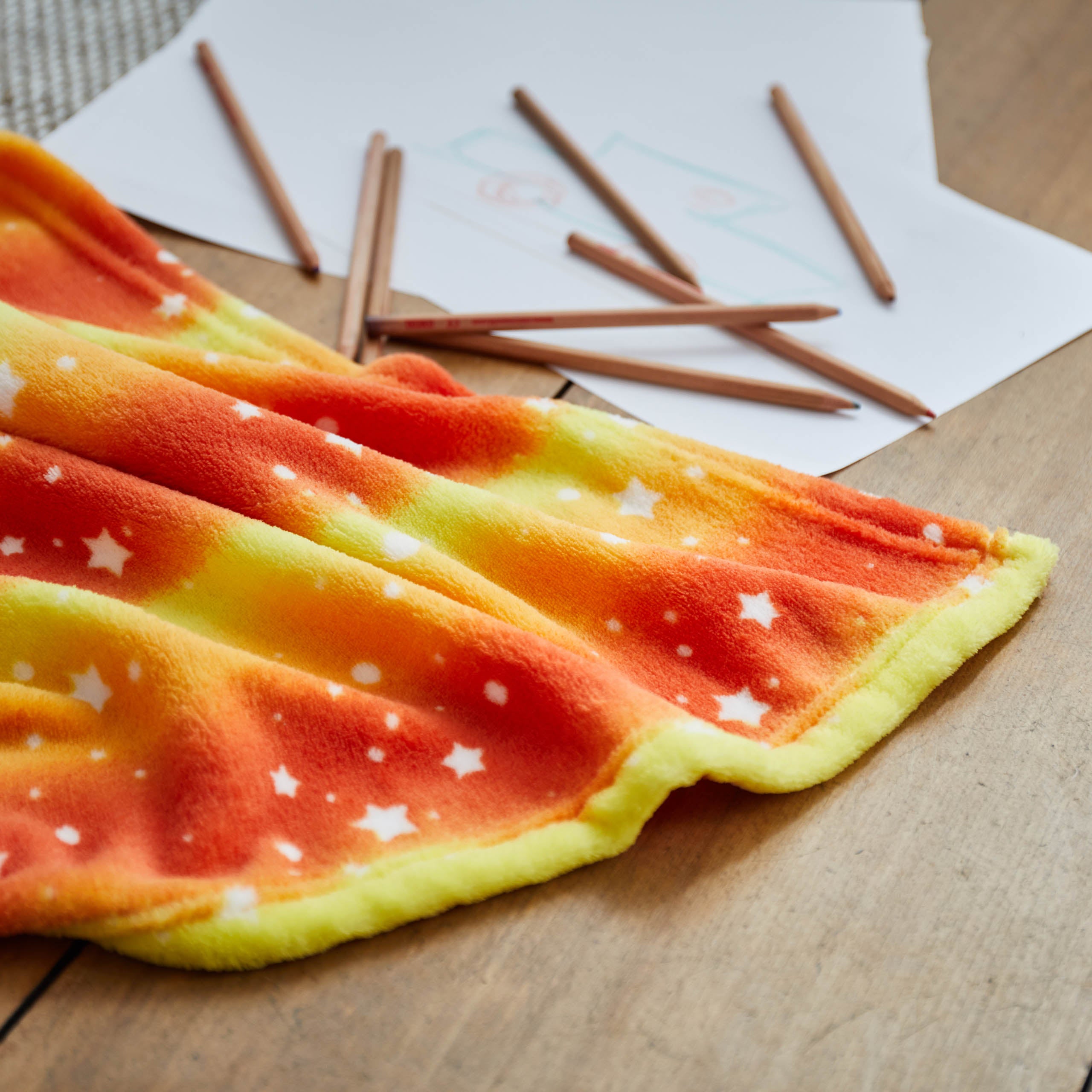Kuscheldecke für Kinder - 75 x 100 cm - Orange Star aus weichem Coral-Fleece mit buntem Sternenmuster, ideal zum Kuscheln und Spielen.
