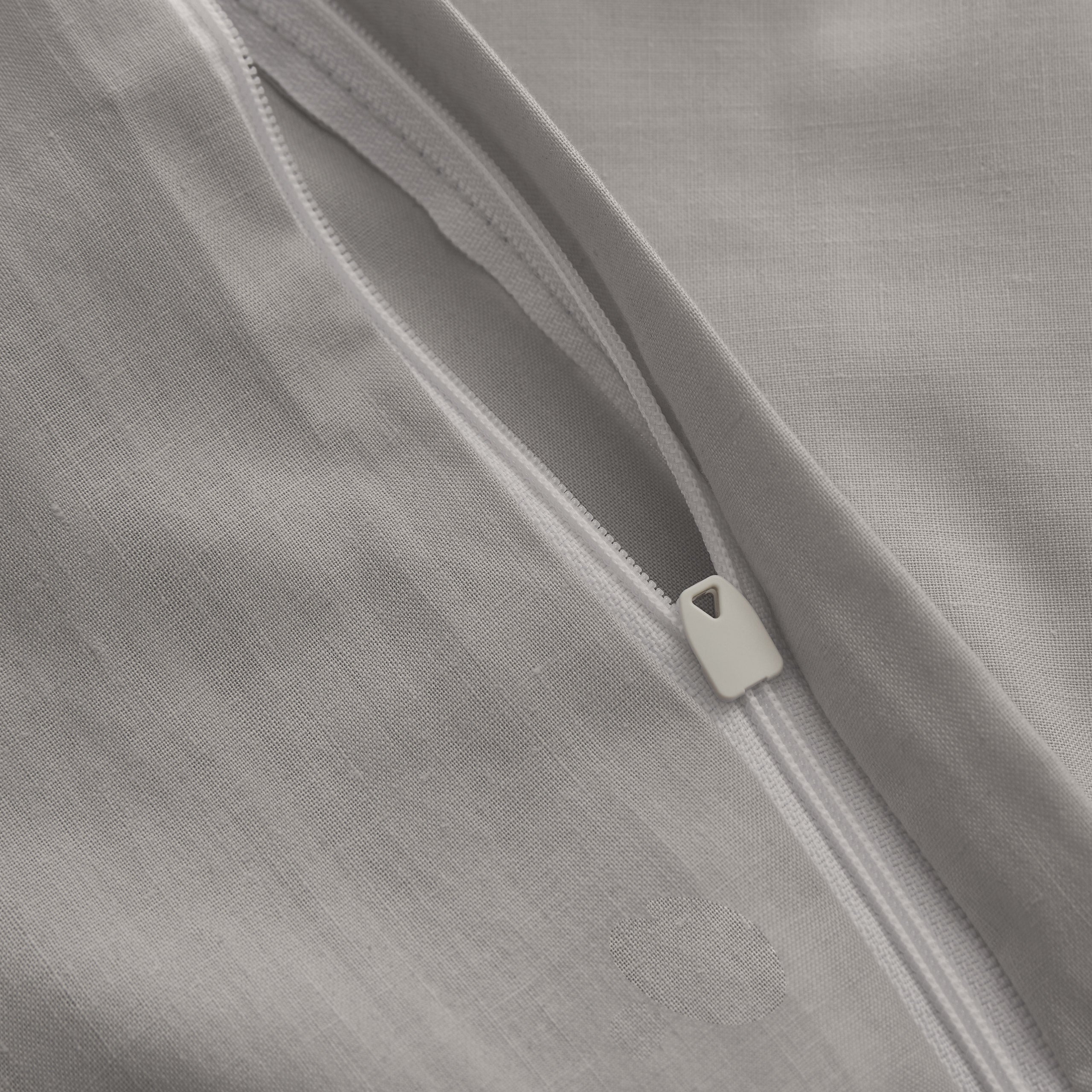 Premium Bettwäsche Everyday - Ganzjahres Bettbezug 155x200 cm & Kissenbezug 80x80 cm in Grau mit YKK Reißverschluss, weiche Polycotton-Qualität.