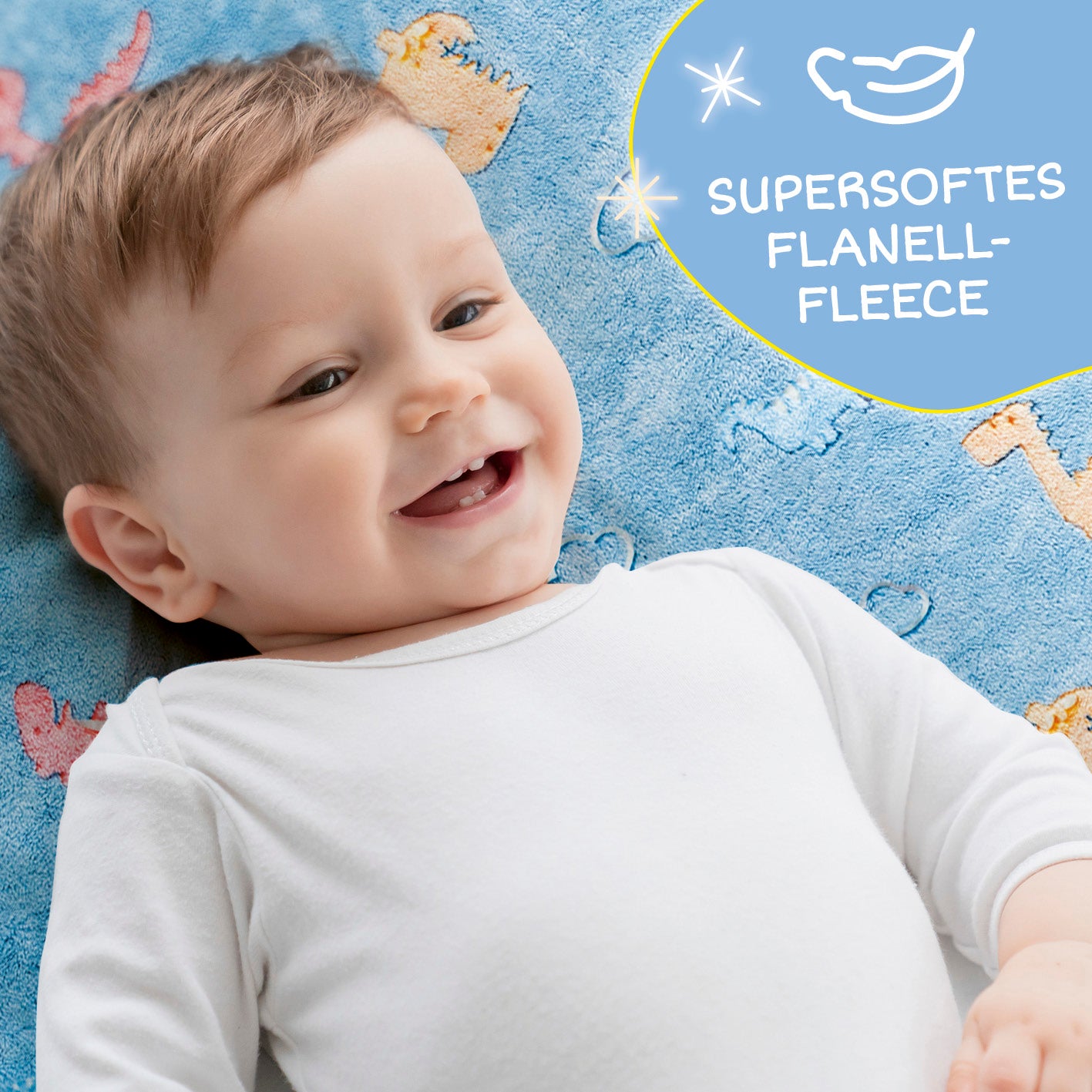 Glückliches Baby liegt auf Kuscheldecke aus supersoftem Flanell-Fleece von Verwandlungskissen Glow in the dark - Kuschelkissen & Kuscheldecke - Dino.