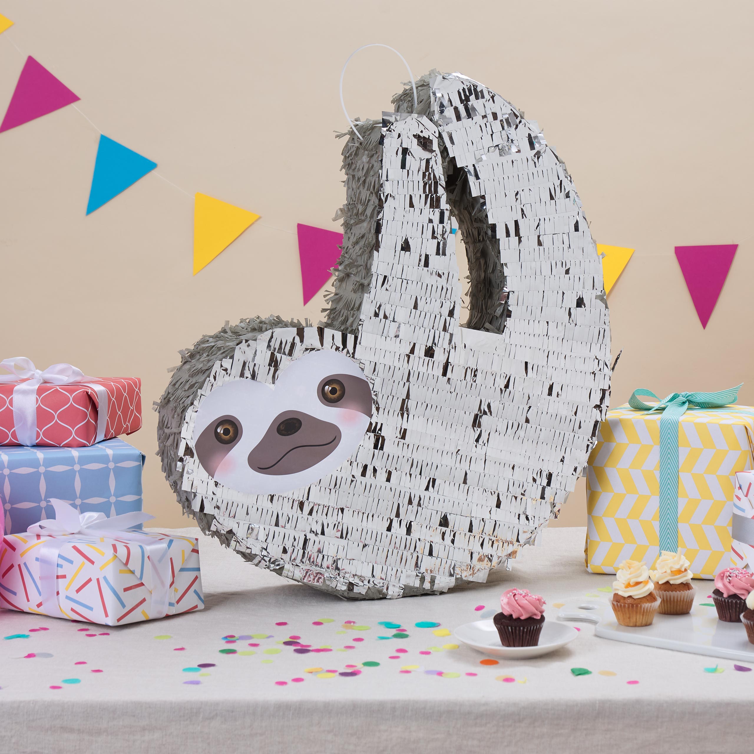 Pinata Set zum Befüllen inkl. Schläger & Augenbinde "Faultier" – bunte Faultier-Pinata mit Zubehör für Kindergeburtstag.