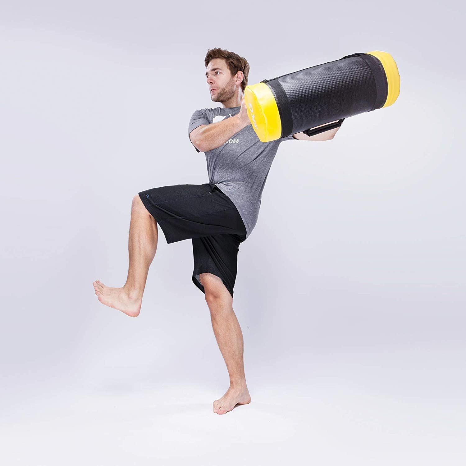 Mann trainiert mit Corebag Sandsack Carolous - Fitness Power Bag - 5kg für funktionelles Training und Stabilität.