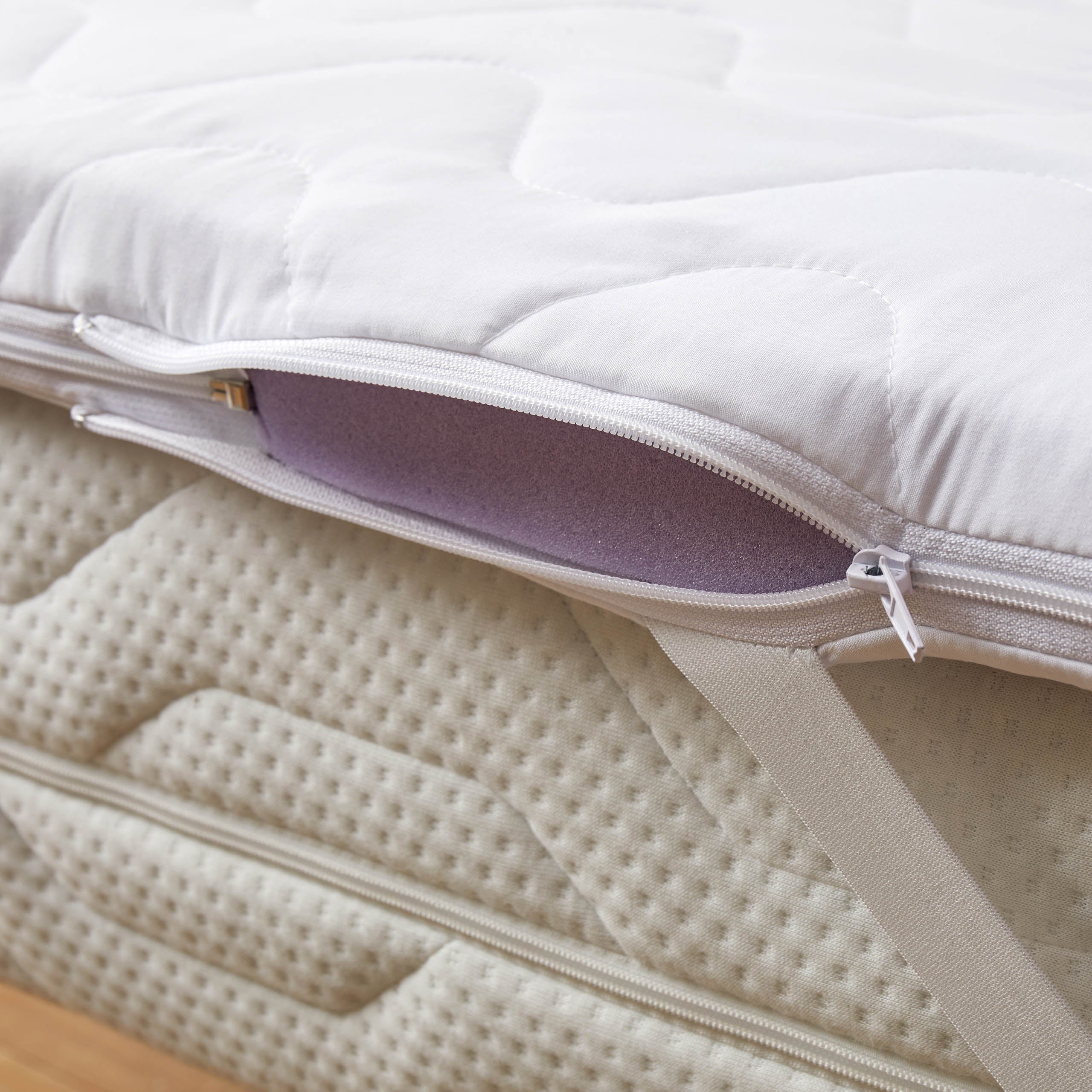 Matratzentopper Microfaser - 140 x 200 x 6,5 cm mit waschbarem, abnehmbarem Bezug und viskoelastischem Memory Foam Kern.