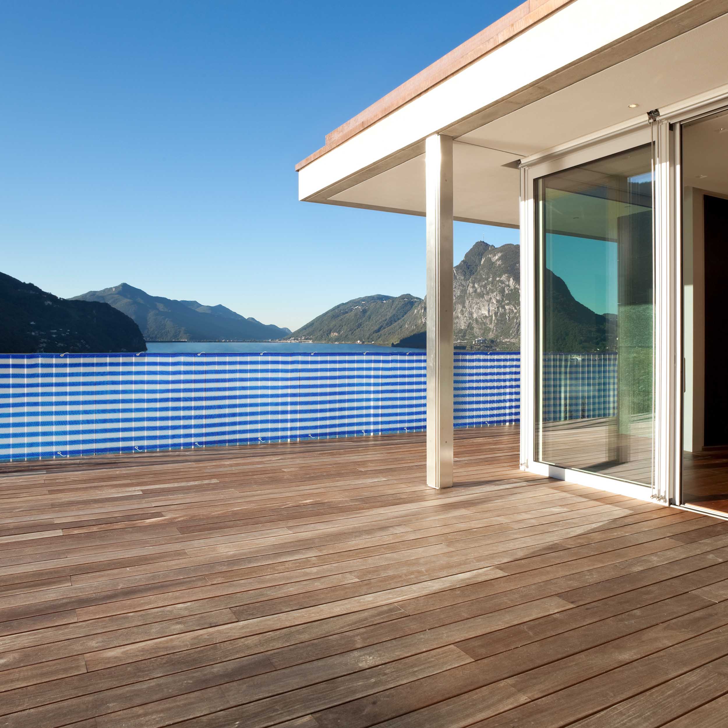 Balkonsichtschutz inkl. Befestigungsseil - 0,9 x 5 m - Blau/Weiß, UV-beständig und wasserabweisend auf moderner Terrasse montiert.