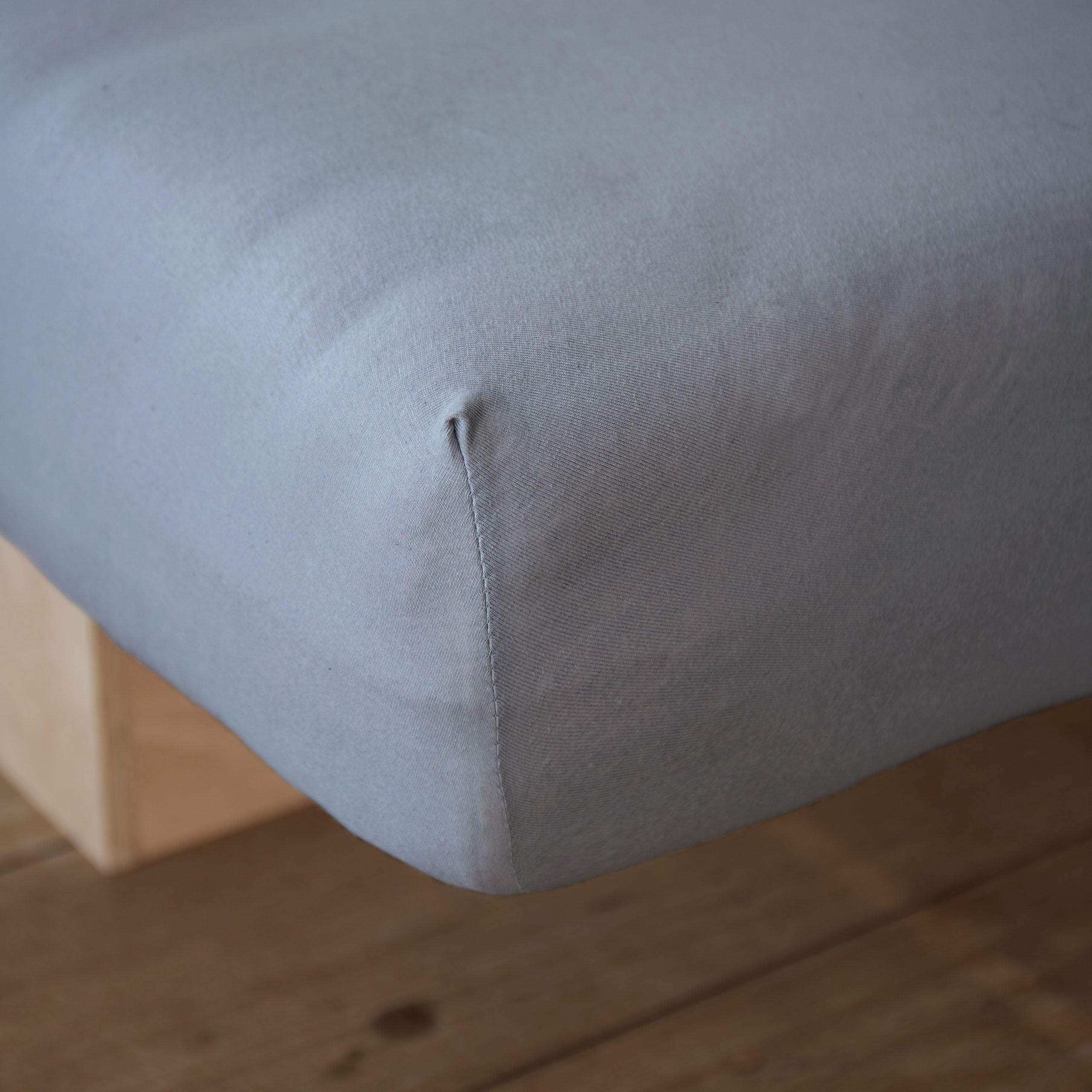 Comfort Jersey Spannbettlaken 160 g/m² 100% Baumwolle 180-200x200 cm Frostgrau mit elastischem Rundum-Gummizug und optimaler Passform.