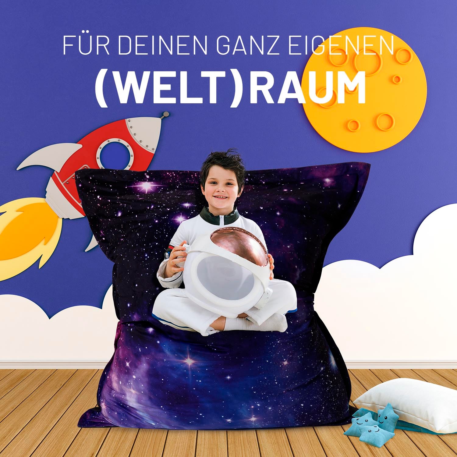 Kind sitzt entspannt auf Sitzsack Classic XXL (380 L) Special Edition Galaxy mit galaktischem Design, drinnen und draußen nutzbar.
