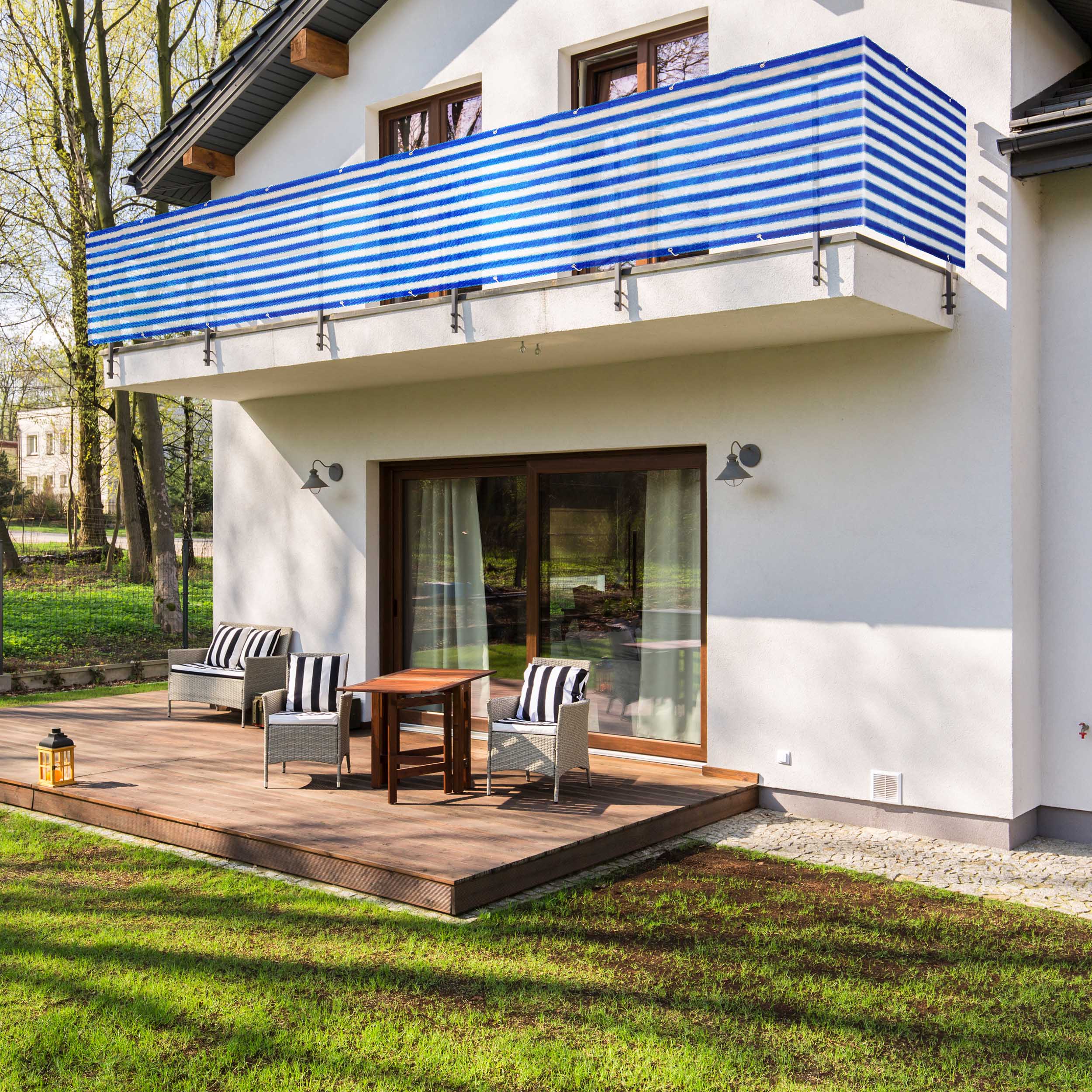 Balkonsichtschutz inkl. Befestigungsseil - 0,9 x 5 m - Blau/Weiß an Balkonbrüstung montiert, robust und UV-beständig.