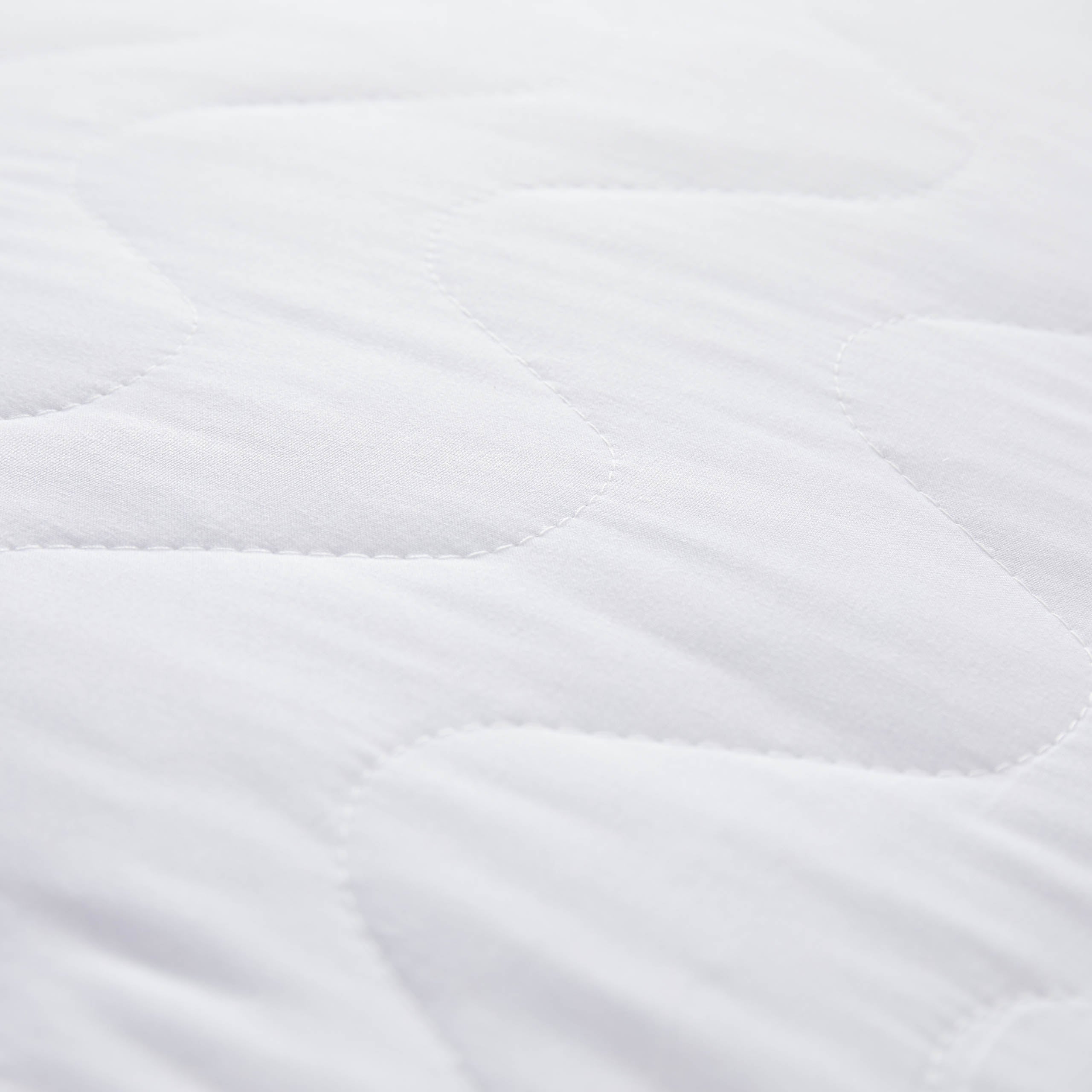 Matratzentopper Microfaser - 140 x 200 x 6,5 cm mit weichem, atmungsaktivem, gesteppter Bezug und Memory Foam für optimale Körperanpassung.