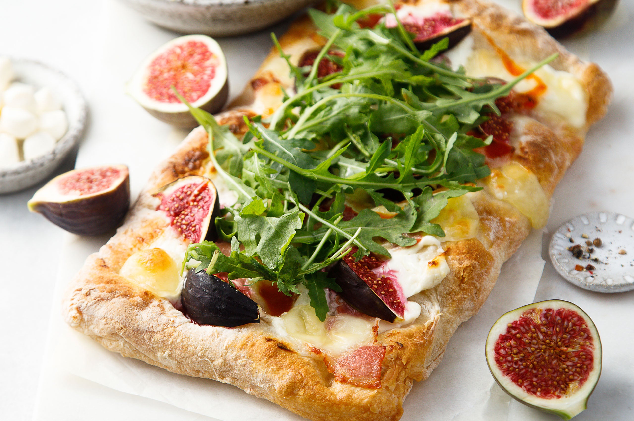 Flammkuchen mit Ziegenkäse & Feige | Rachs KOCHWERK auf maxxworld.de Flammkuchen mit Ziegenkäse & Feige | Rachs KOCHWERK auf maxxworld.de