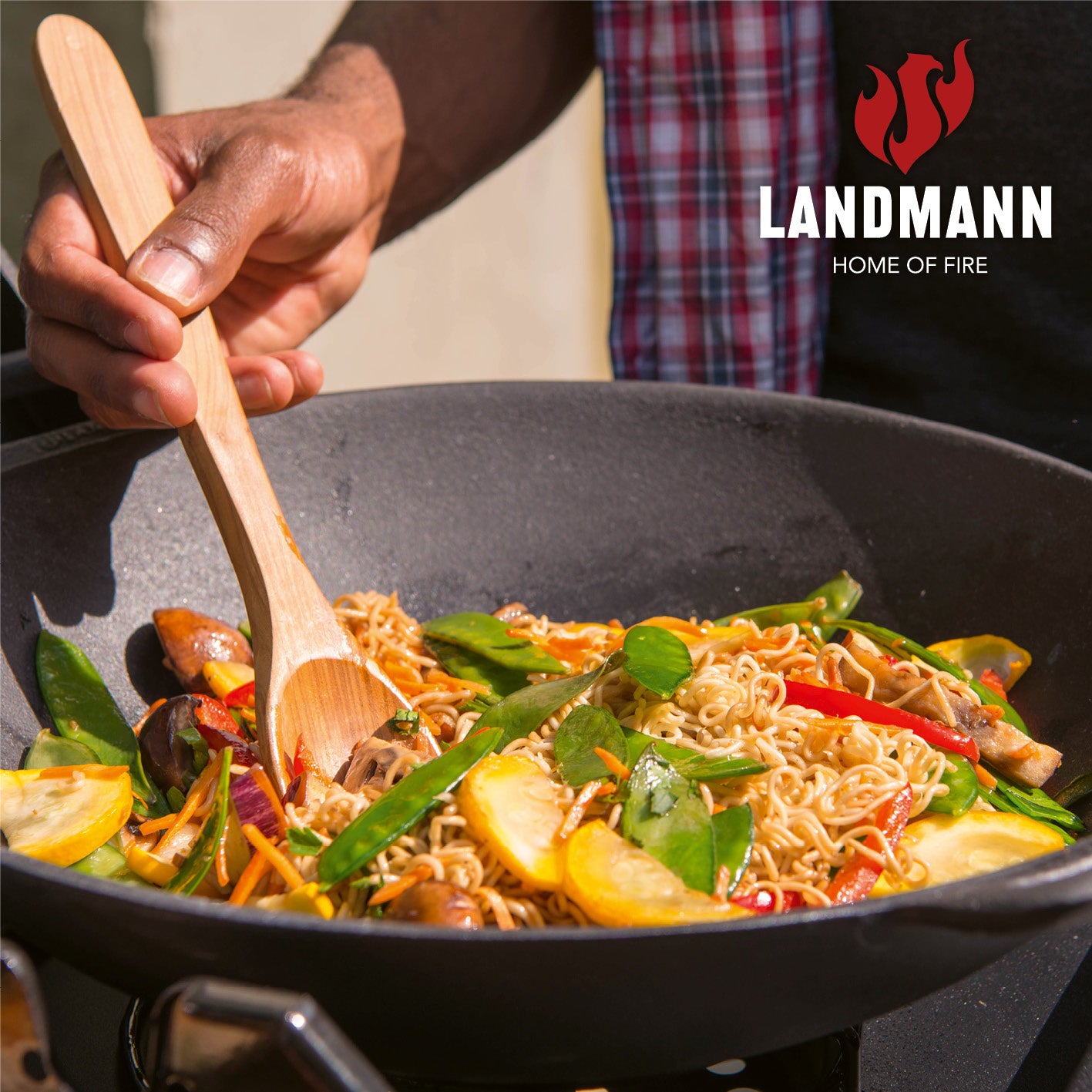 Grillwok von Landmann mit gebratenem Gemüse und Nudeln, ideal für vielseitiges Kochen auf Gas- und Holzkohlegrills.