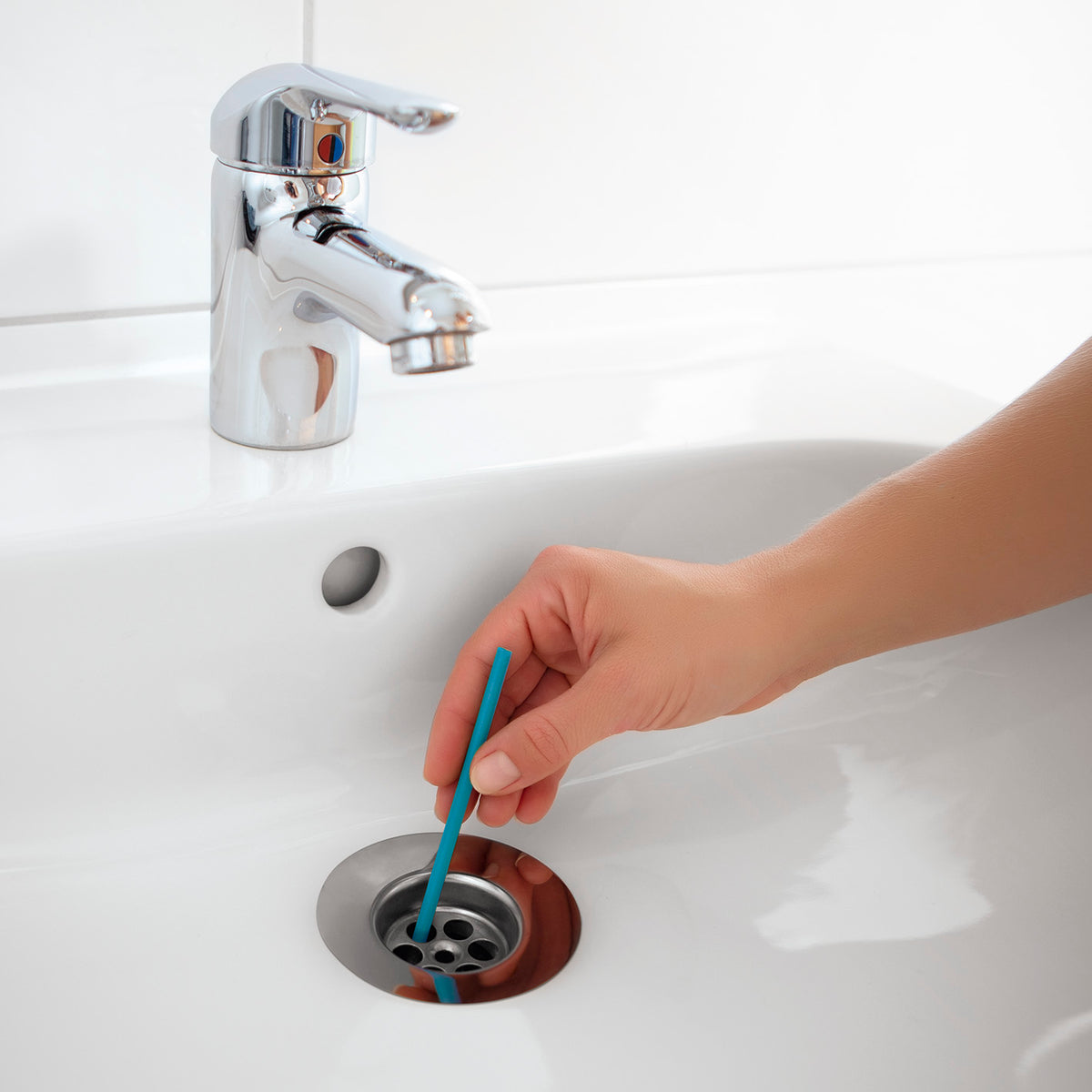 Abflussreiniger-Stick Meeresbrise - 50er-Set blau im Waschbecken zur Abflussreinigung