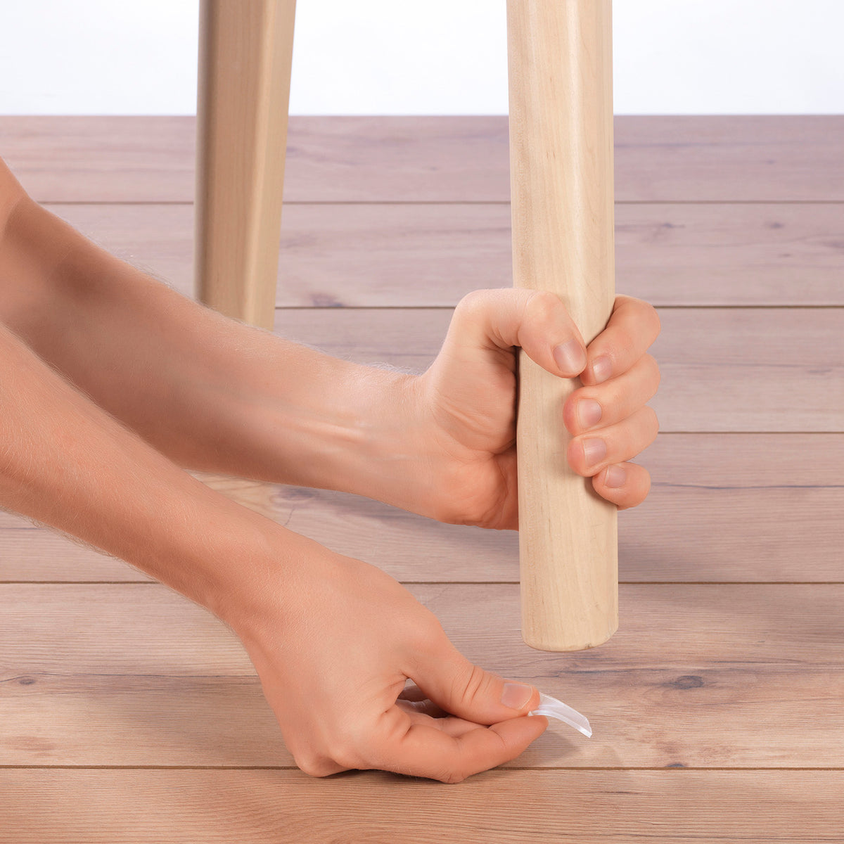 Spurenloses Klebeband - 5 m - 2er-Set beim Befestigen eines Holzstabs 񟿿