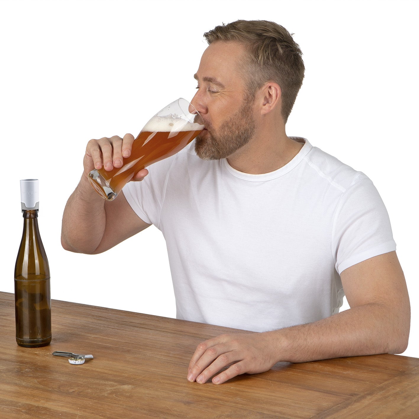 Mann trinkt Bier aus Glas mit Bier-Aufbereiter auf Flasche, Galerieposition 17, quadratisch 1417x1417.