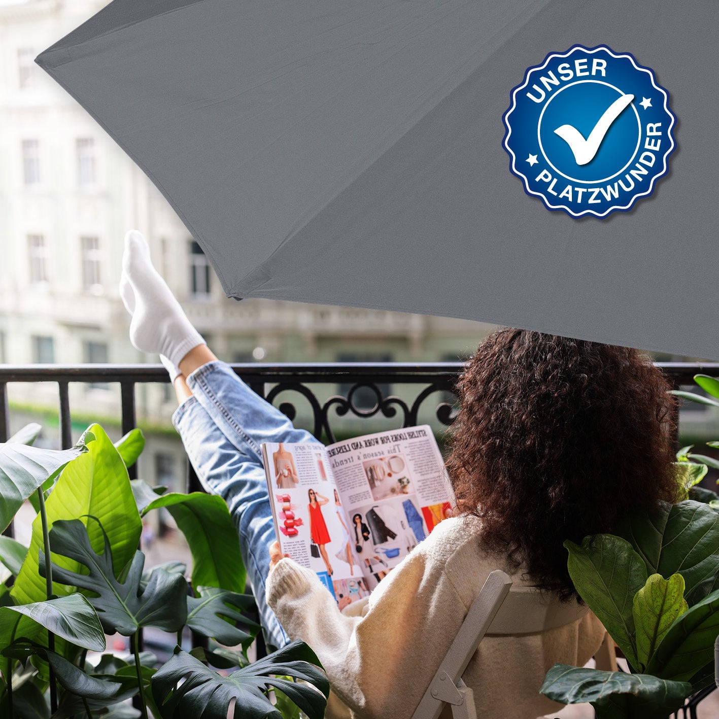 EASYmaxx Sonnenschirm - halbrund, grau, platzsparend an Wand, UV-Schutz 40+, ideal für Balkon und Terrasse, mit Handkurbel.