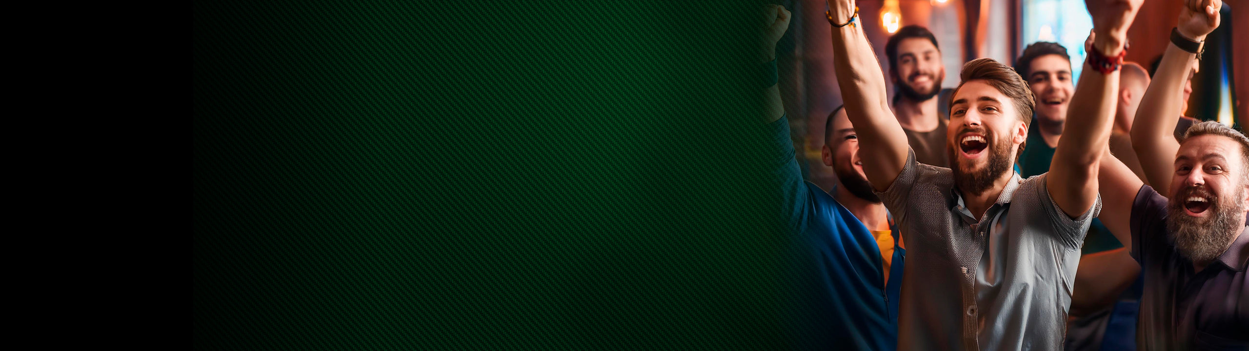 Gruppe jubelnder Männer beim Public Viewing oder Sportevent – Freude, Begeisterung und ausgelassene Stimmung.