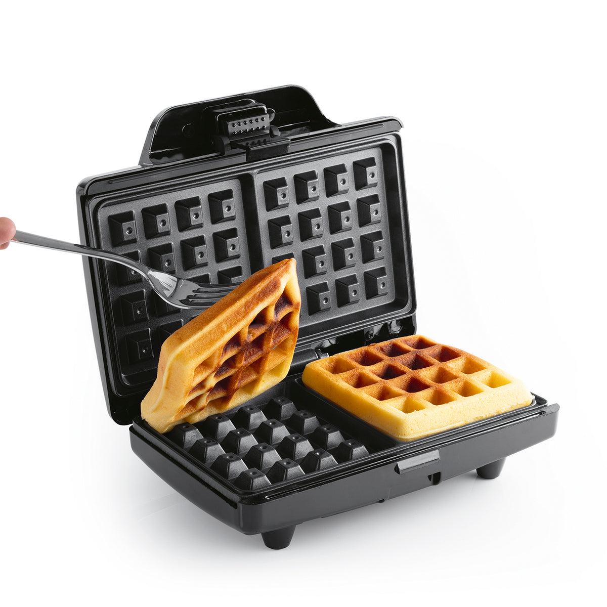 Waffeleisen für 2 Belgische Waffeln mit zwei goldbraunen Waffeln im geöffneten Gerät
