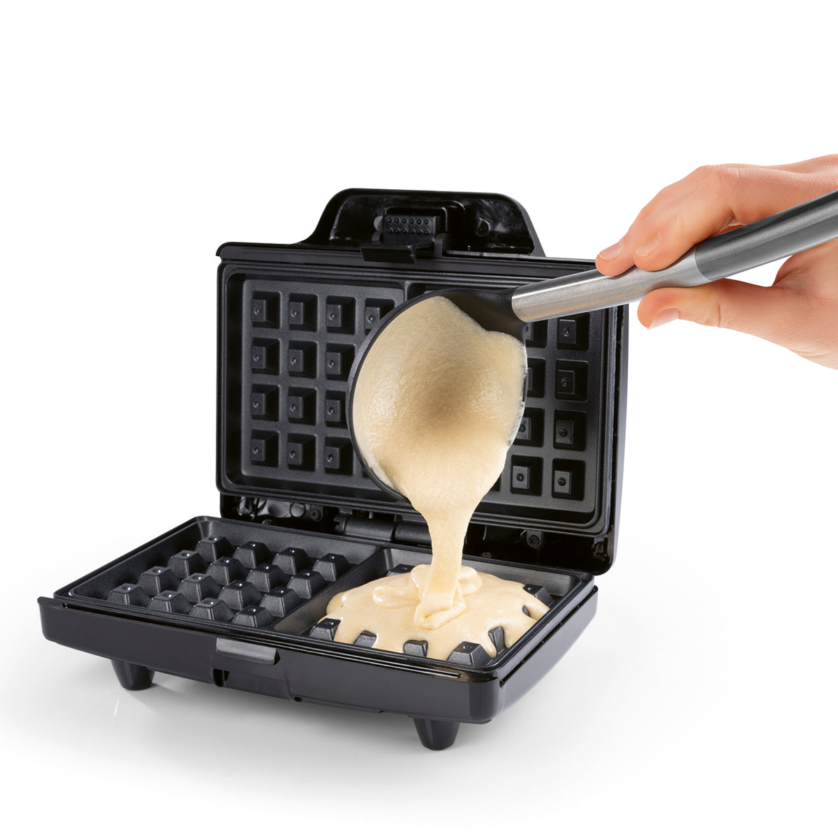 Waffeleisen für 2 Belgische Waffeln beim Befüllen mit Teig