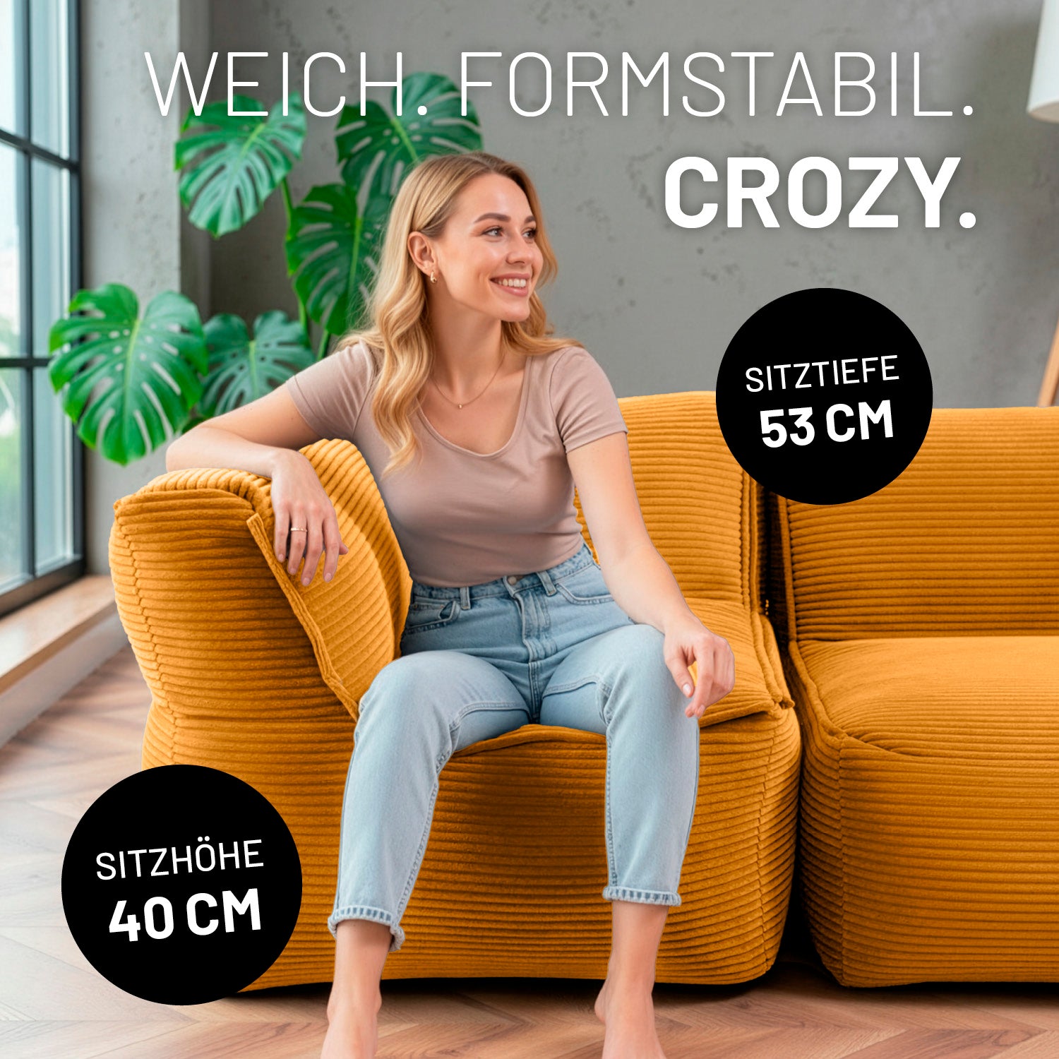 Modulares Eckteil links aus der LUMALAND Cord-Reihe - 340 L - 81 x 81 x 70 cm - Senfgelb mit Frau sitzend auf dem Sessel.