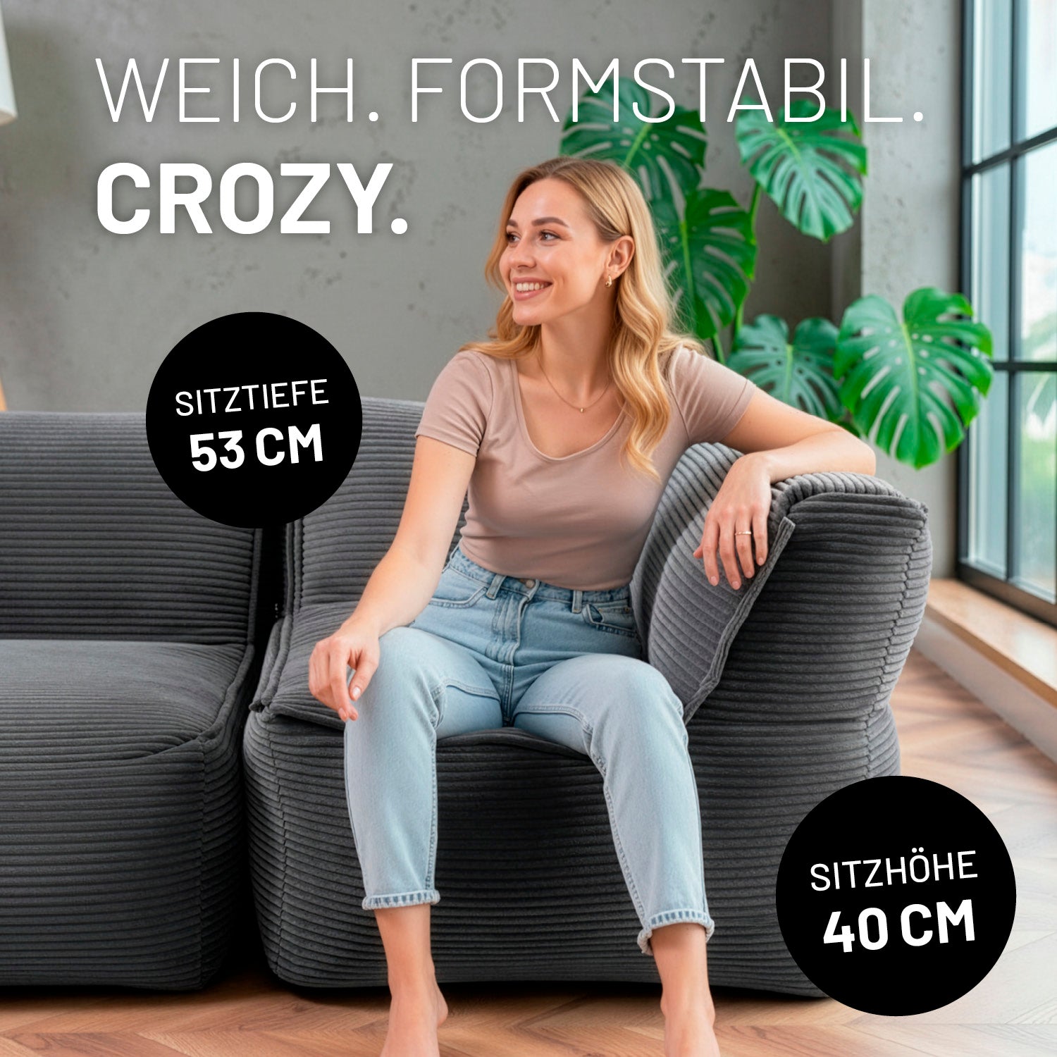Frau sitzt entspannt auf dem modularen Eckteil rechts aus der LUMALAND Cord-Reihe - 340 L - 81 x 81 x 70 cm - Grau Cordstoff