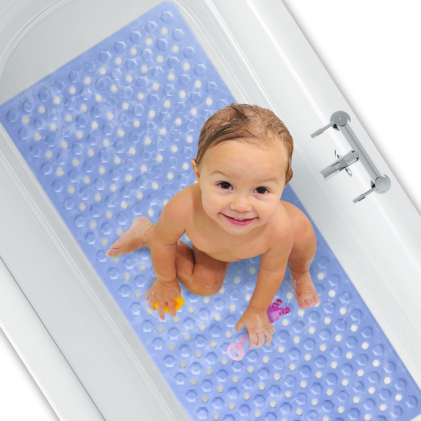 Kind sitzt sicher auf der Badewannenmatte 88 x 40 cm – Hellblau mit rutschfester Oberfläche und Saugnäpfen.