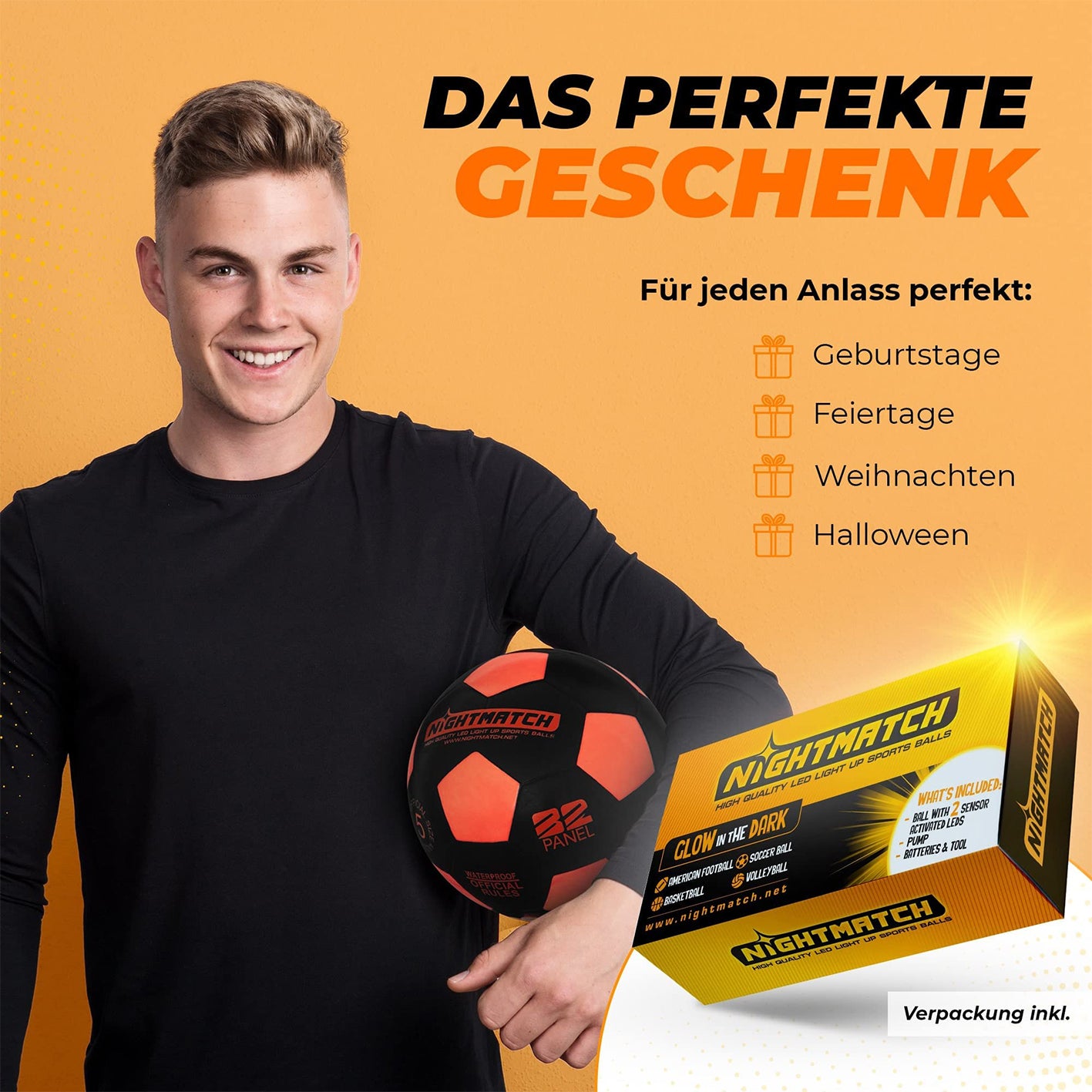 Junger Mann hält Leuchtfußball - Komplettset - Schwarz-Orange vor orangefarbenem Hintergrund als perfektes Geschenk.