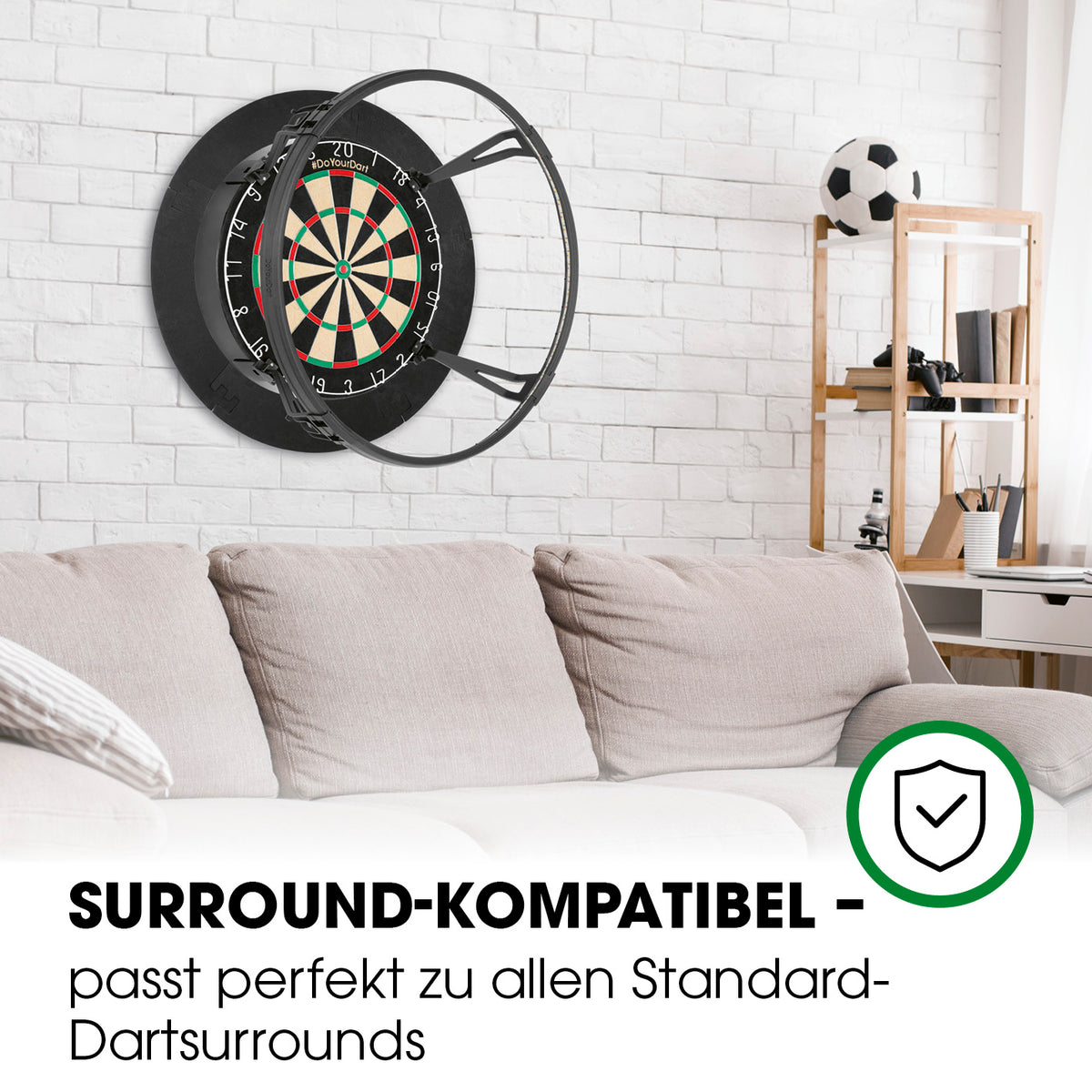 Dartscheibe + Dart-Beleuchtung mit kompatiblem Surround an weißer Ziegelwand im Wohnzimmer