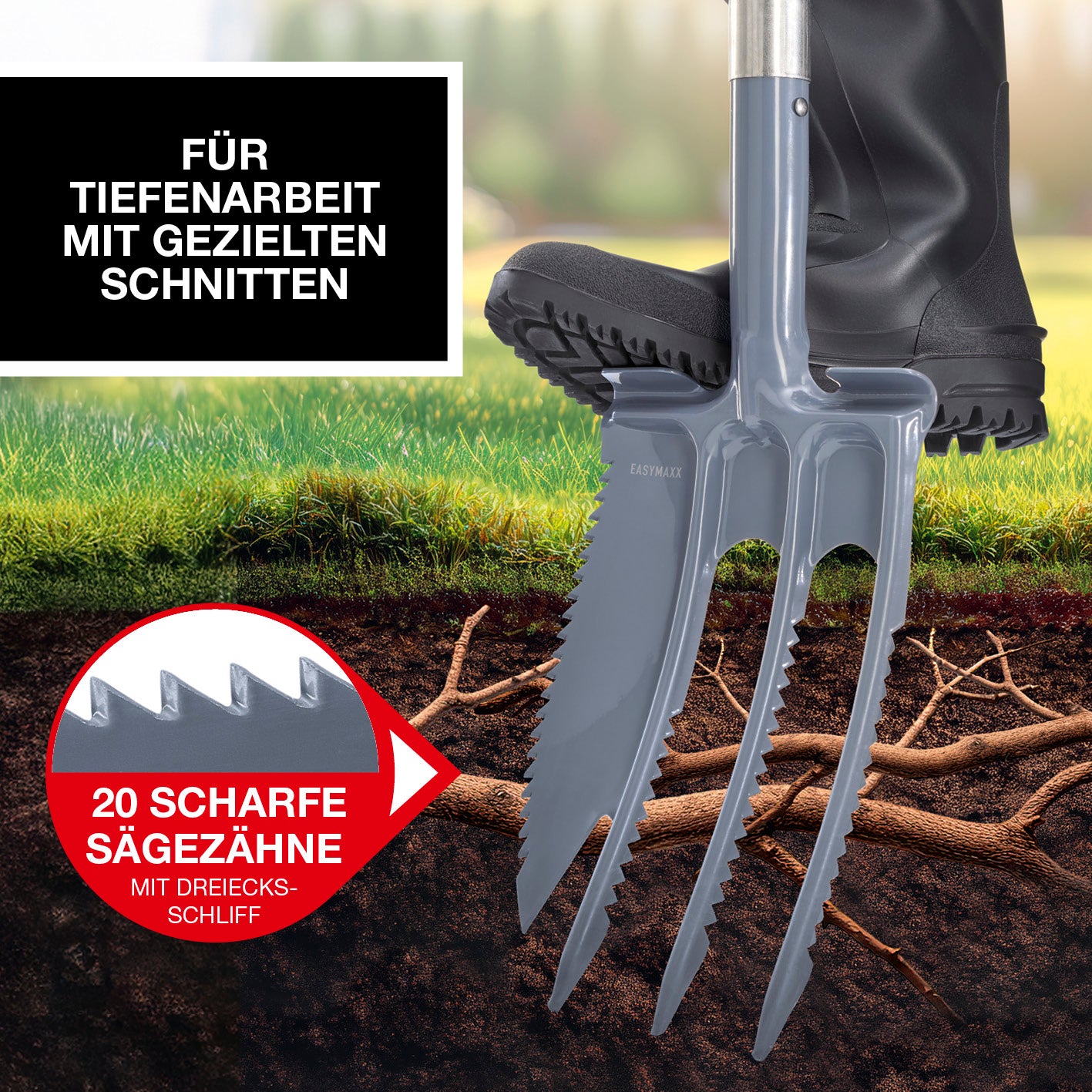Spatengabel mit Wurzelsäge in der Erde, zeigt 20 scharfe Sägezähne, ideal für gezielte Schnitte bei Tiefenarbeit.