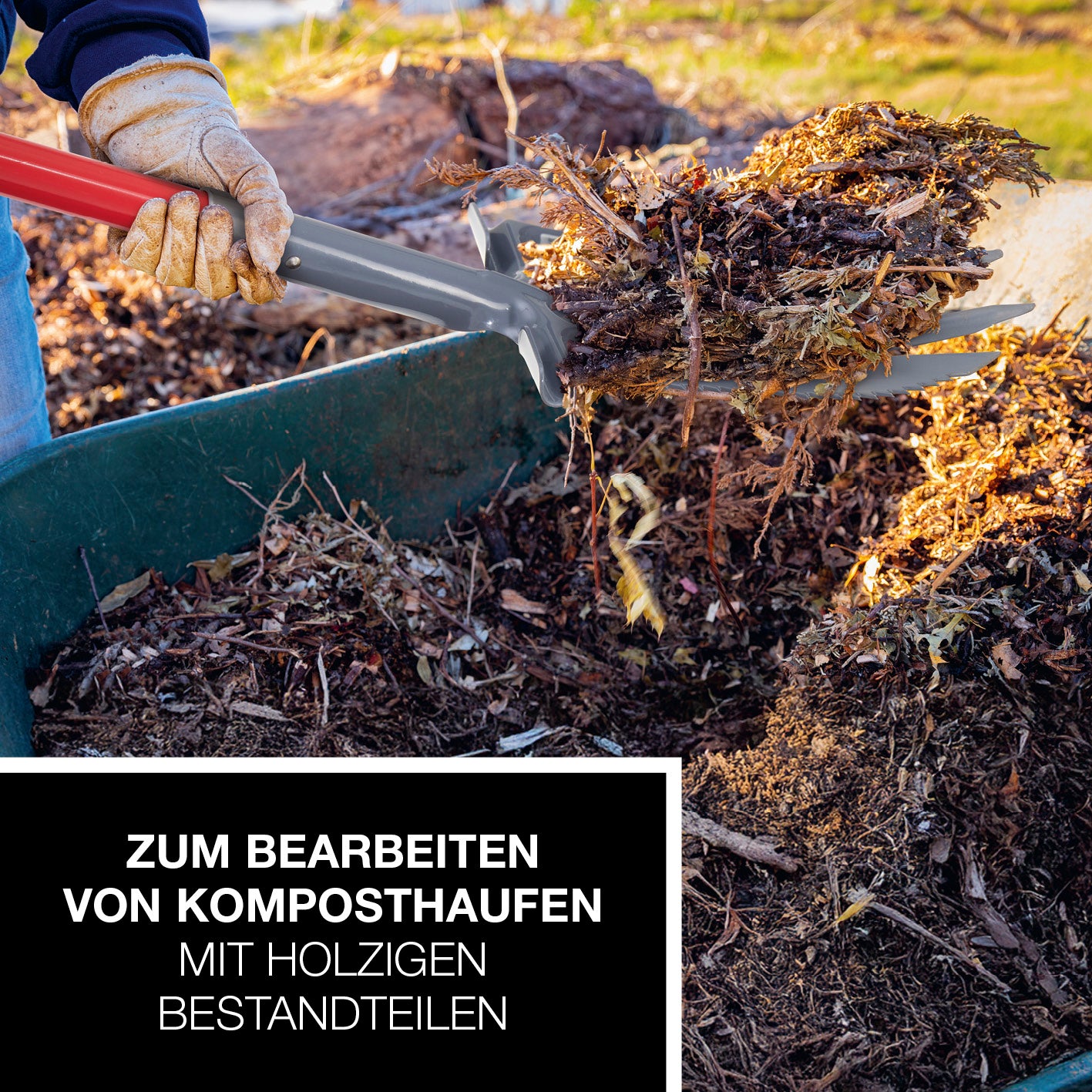 Spatengabel mit Wurzelsäge beim Auflockern von Kompost mit Holzanteilen, zeigt starke Hebelwirkung und scharfe Zähne.