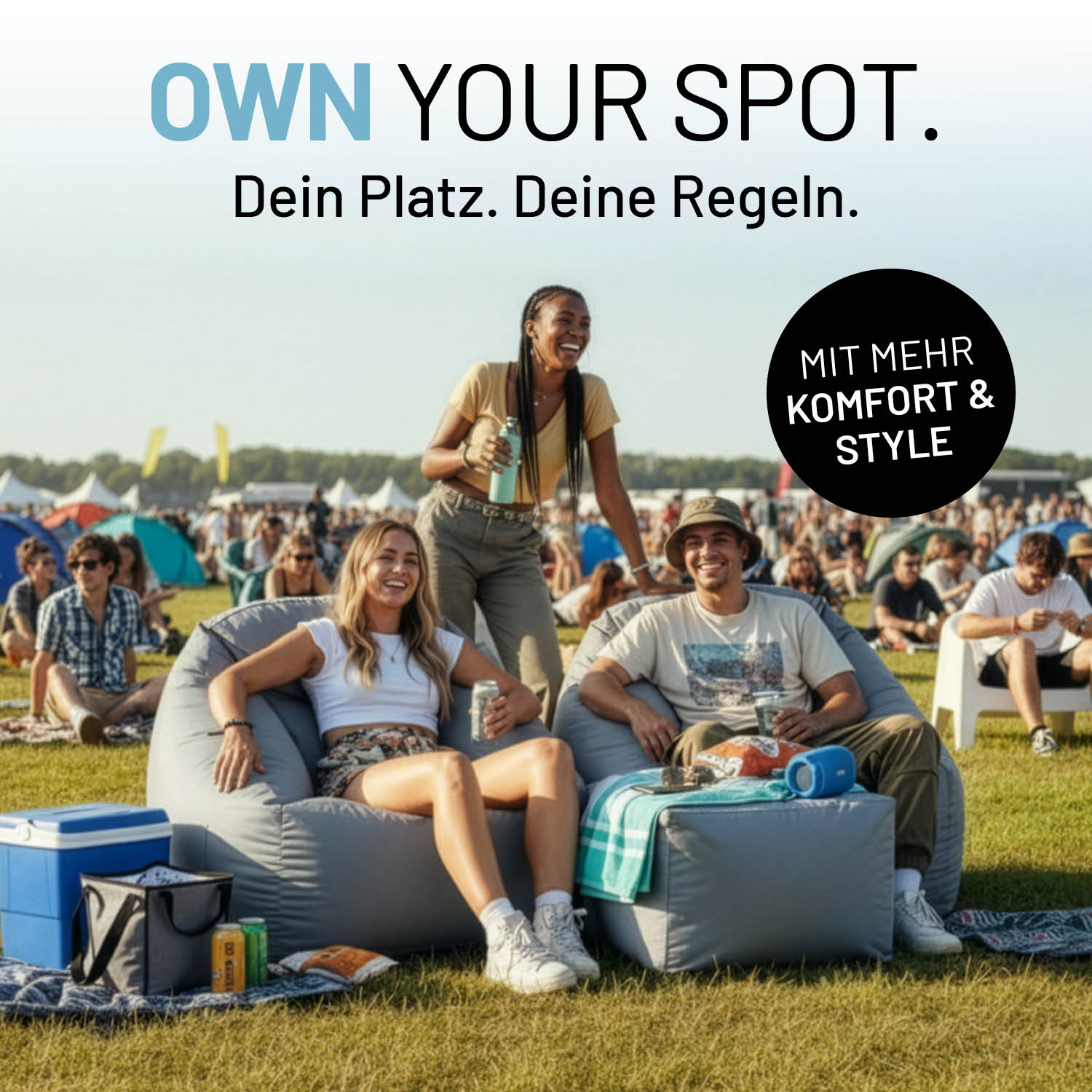 Drei Menschen sitzen entspannt auf CrozyAir Lufthocker - 60 x 45 x 35 cm - Grau bei einem Outdoor-Event auf einer Wiese.
