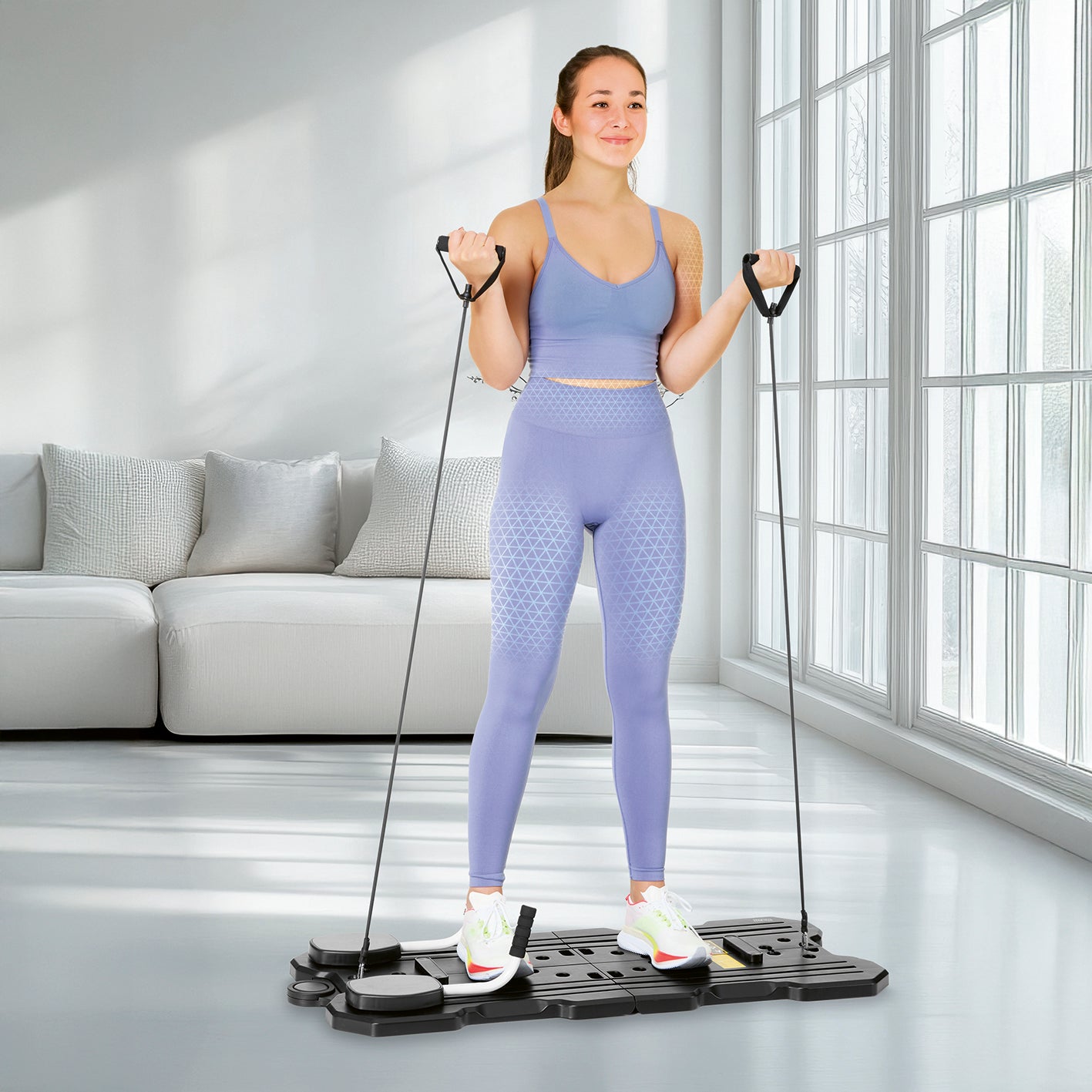 Frau trainiert mit Pilates Reformer Fitnessboard - faltbar zu Hause im hellen Raum mit großer Fensterfront und Sofa im Hintergrund.