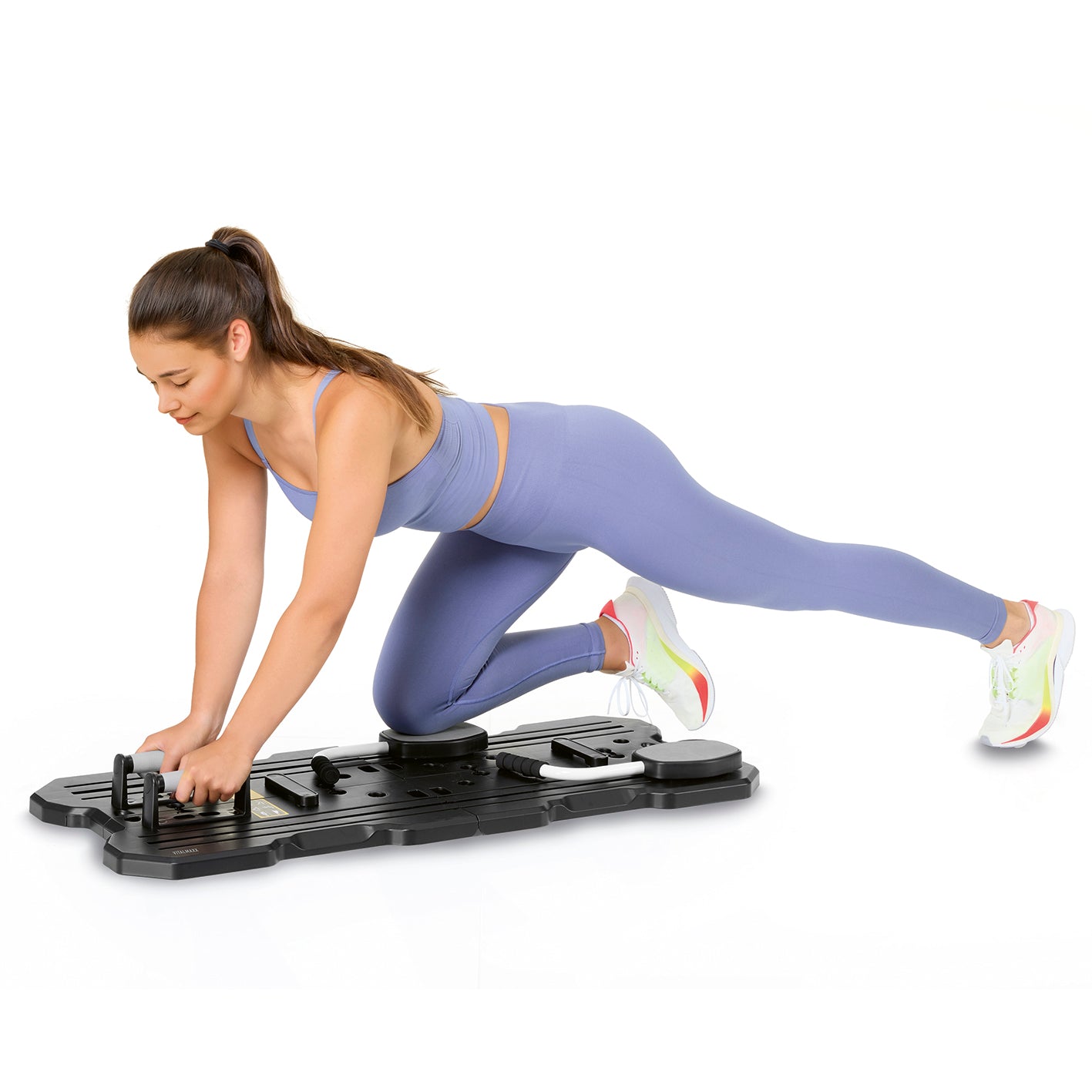 Frau trainiert mit Pilates Reformer Fitnessboard - faltbar, in Sportbekleidung, übt Kraft- und Balanceübungen auf Weißem Hintergrund.