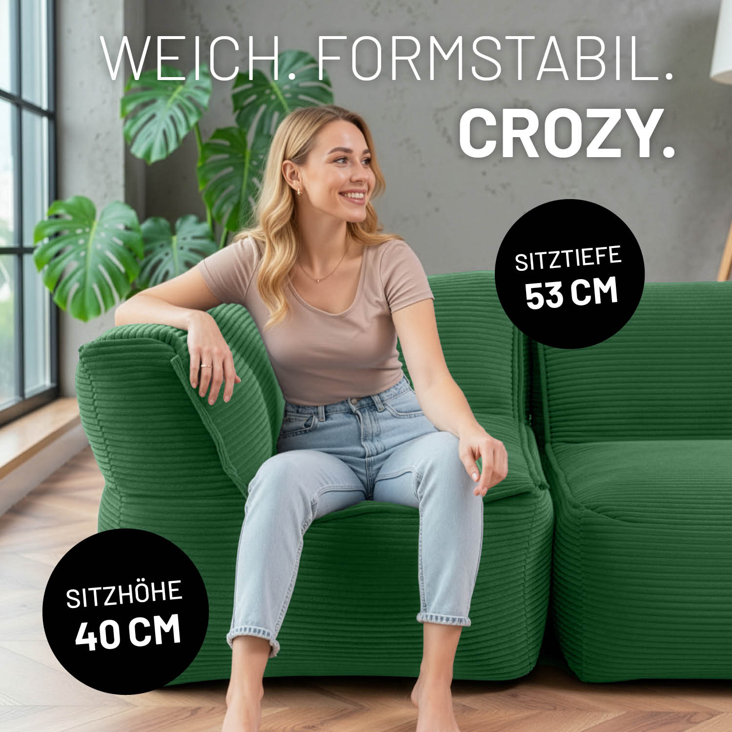 Frau sitzt auf dem Modulares Eckteil links aus der LUMALAND Cord-Reihe - 340 L - 81 x 81 x 70 cm - Dunkelgrün im modernen Wohnzimmer.